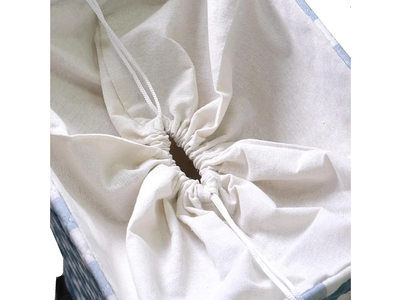 Cestone tessuto azzurro rettangolare con rotelle cm 40x30h70