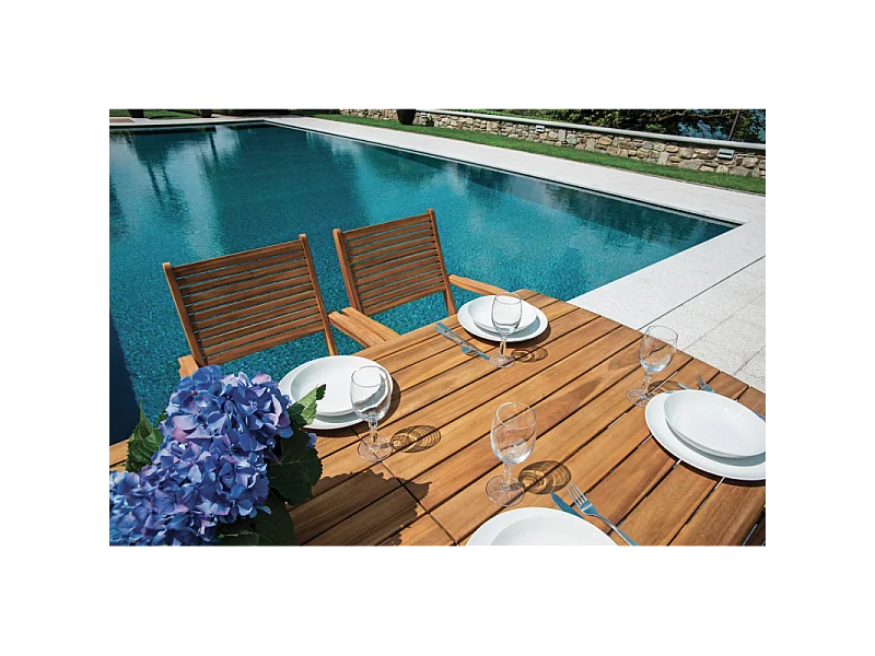 Klappbarer Gartenstuhl aus Holz mit Armlehnen für den Außenbereich Nias