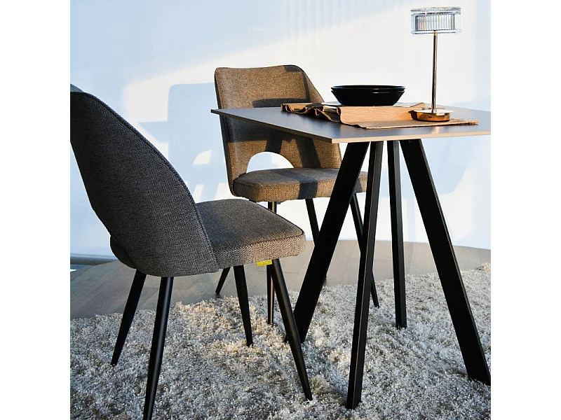 Set Da 4 Sedie Virginia Tessuto Grigio Gambe Nere