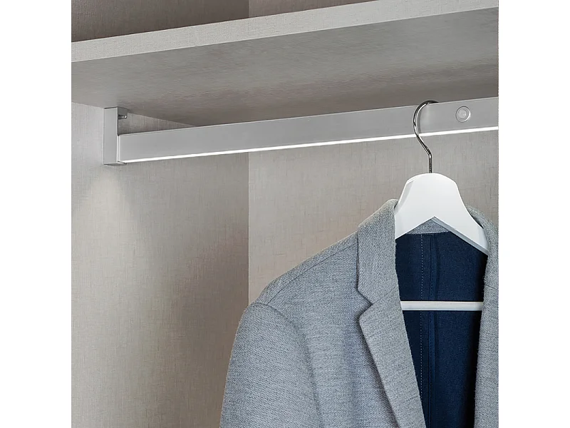 Barra appendiabili per armadi Castor con luce LED, batteria rimovibile e sensore di movimento, 1.008, Anodizzato opaco.