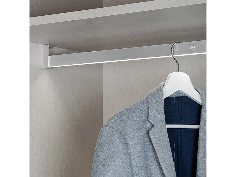 Barra appendiabili per armadi Castor con luce LED, batteria rimovibile e sensore di movimento, 1.008, Anodizzato opaco.