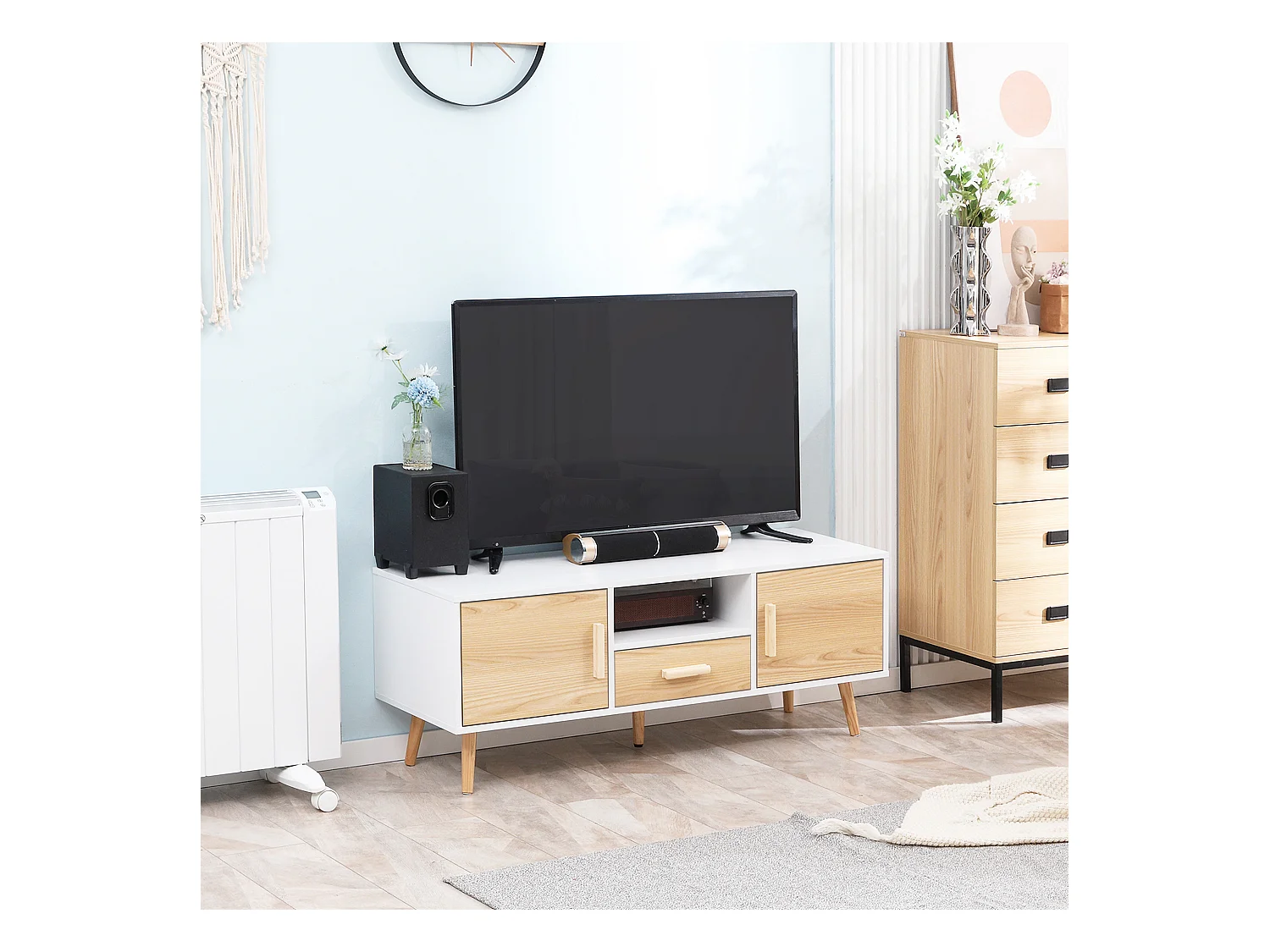 Meuble TV bas sur pied style scandinave 2 portes niche tiroir piètement effilé incliné bois panneaux blanc aspect bois clair