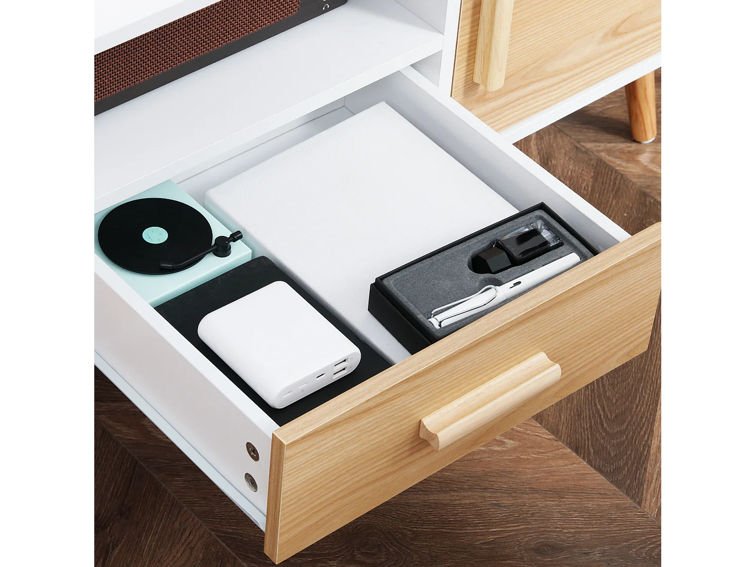 Meuble TV bas sur pied style scandinave 2 portes niche tiroir piètement effilé incliné bois panneaux blanc aspect bois clair