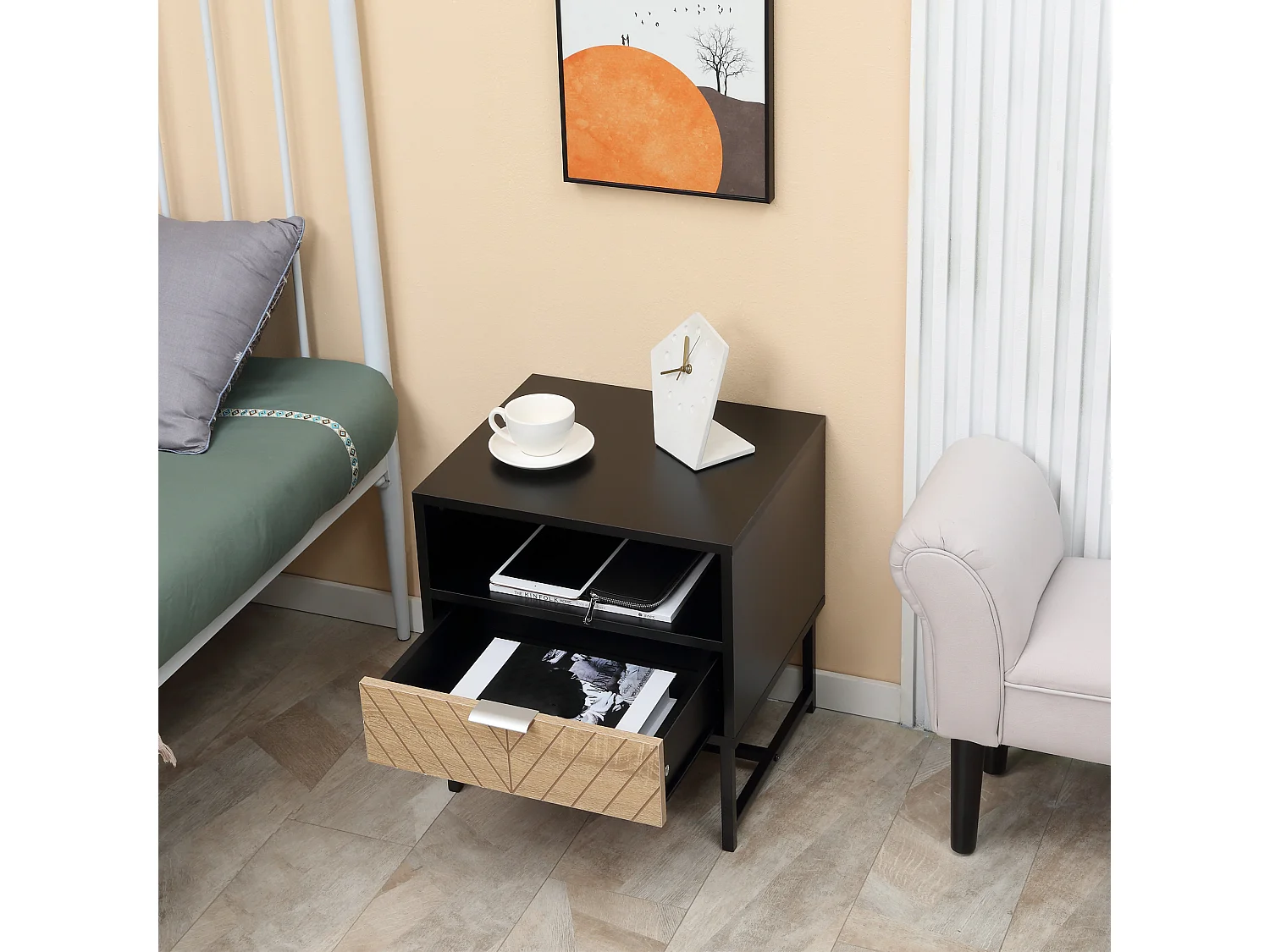 Table de chevet table de nuit style industriel tiroir niche piètement métal panneaux particules aspect bois de chêne sculpté à chevrons noir