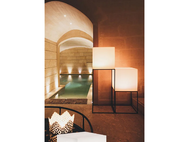 CUBO 40 X 40 X 40 LUMINOSO INDUS CON LED MULTICOLOR E BATTERIA SOLARE