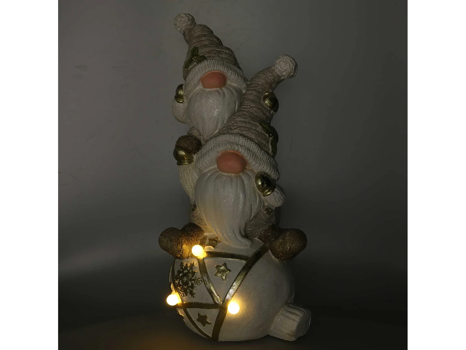 Gnomo resina su sfera grigio con led cm 24,7x23h56