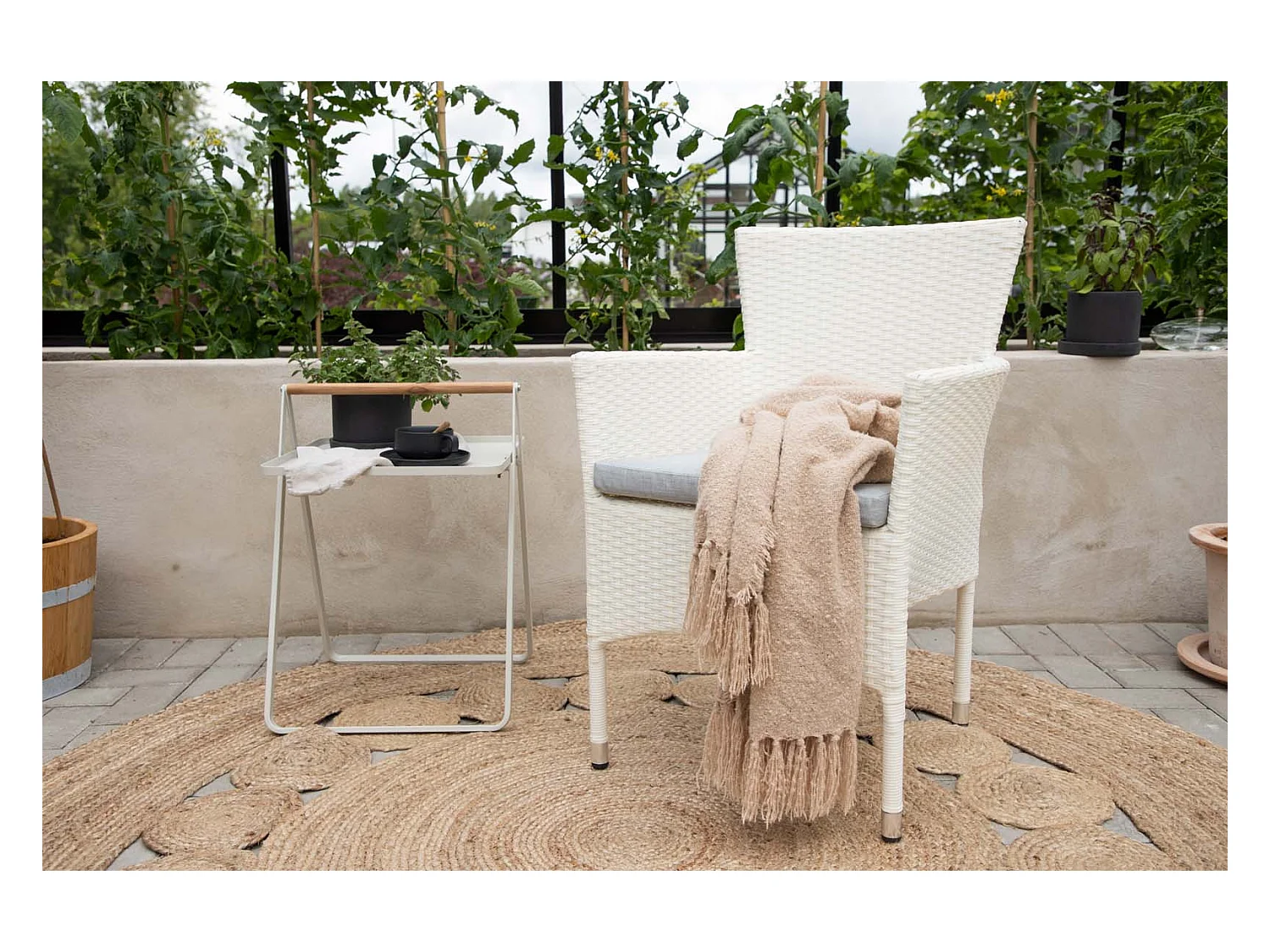 Malina chaise de jardin avec coussin de jardin blanc.