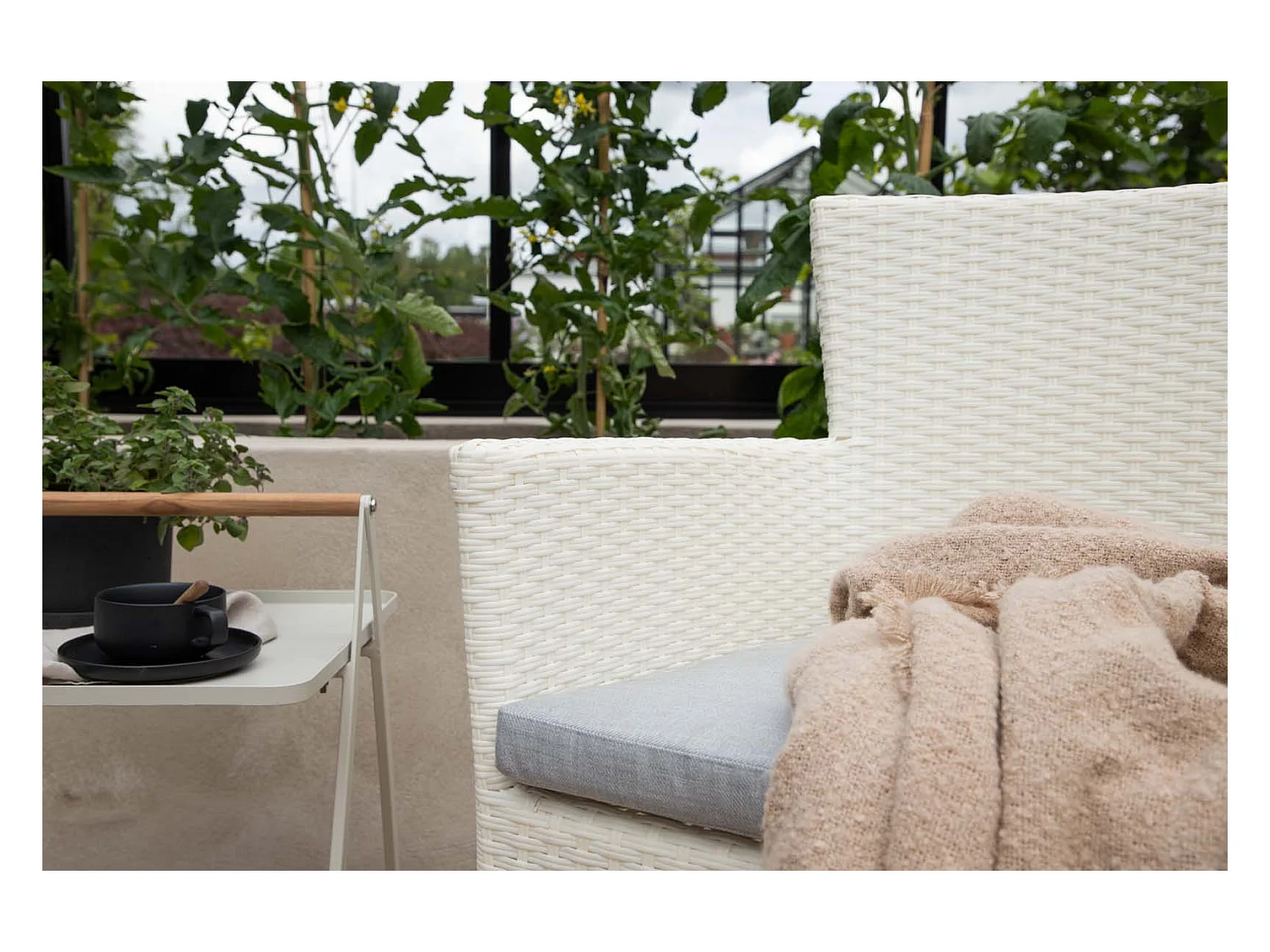 Malina chaise de jardin avec coussin de jardin blanc.