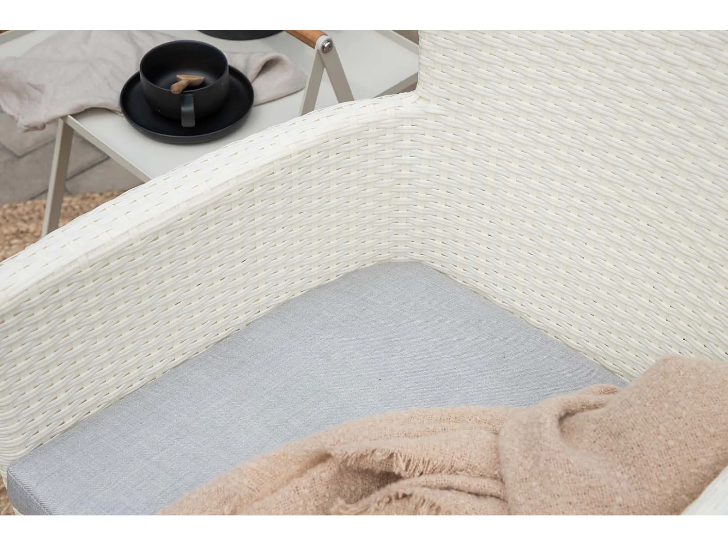Malina chaise de jardin avec coussin de jardin blanc.