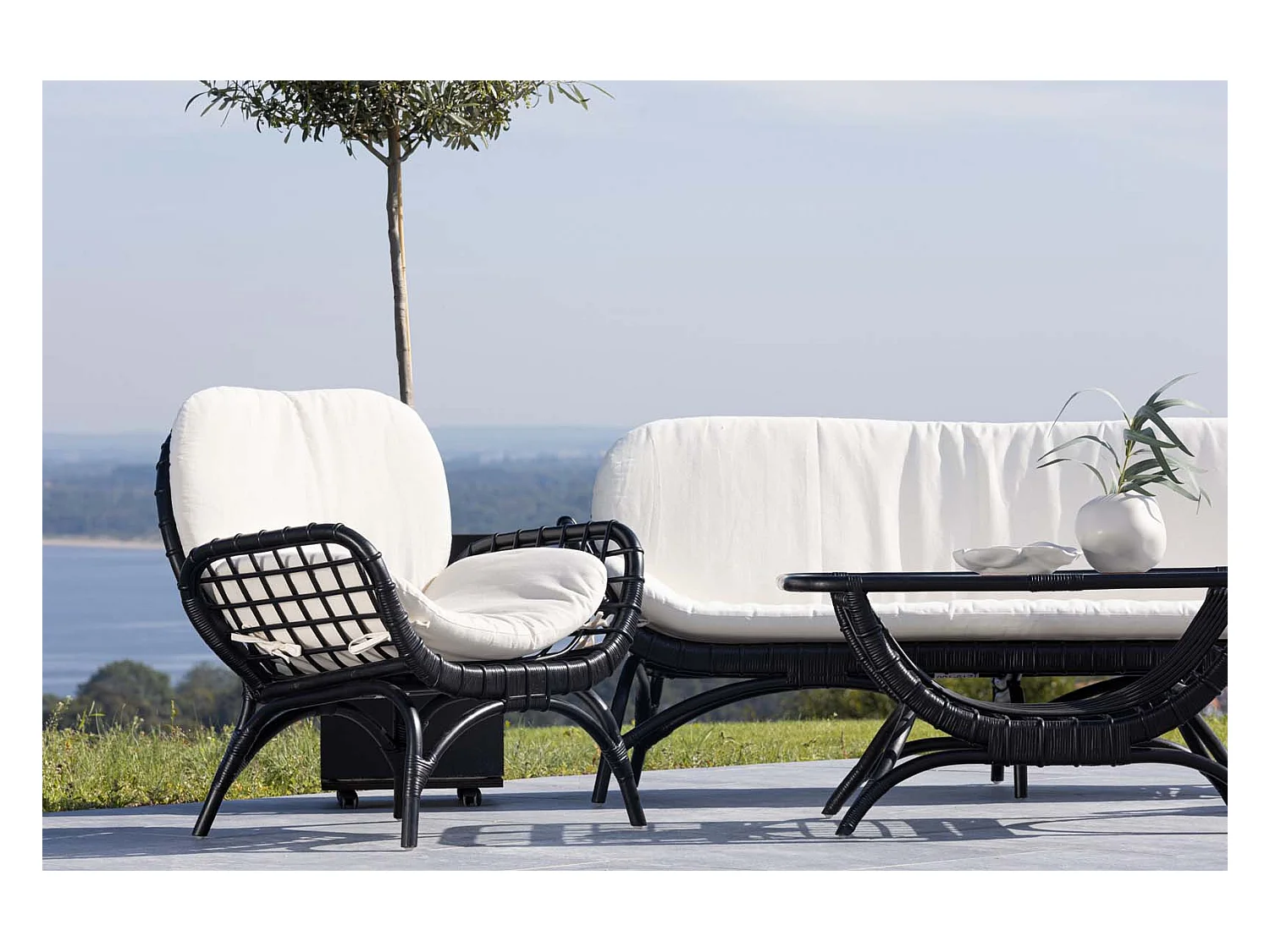 Moana Sessel mit Gartenkissen schwarz.