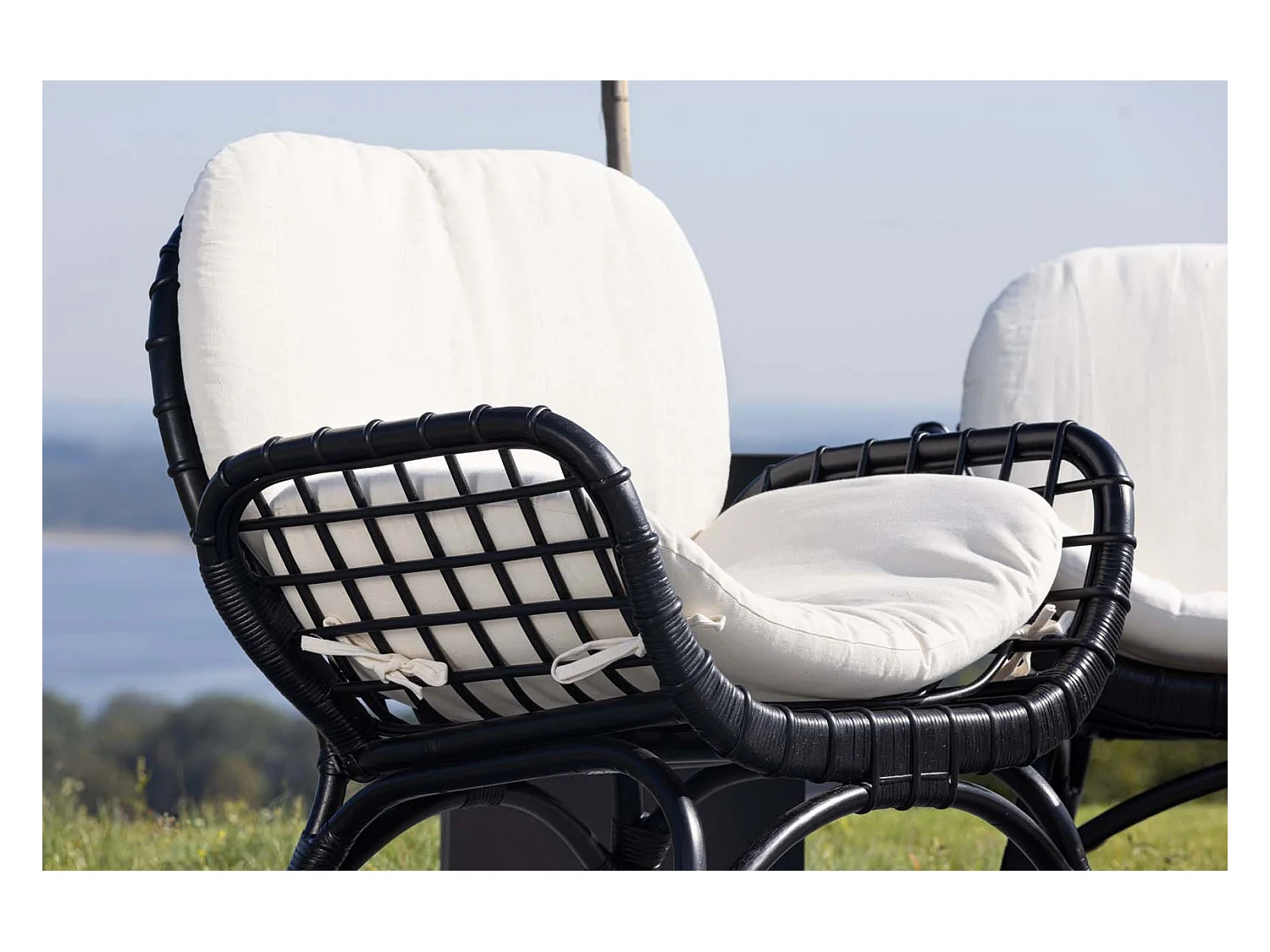 Moana Sessel mit Gartenkissen schwarz.