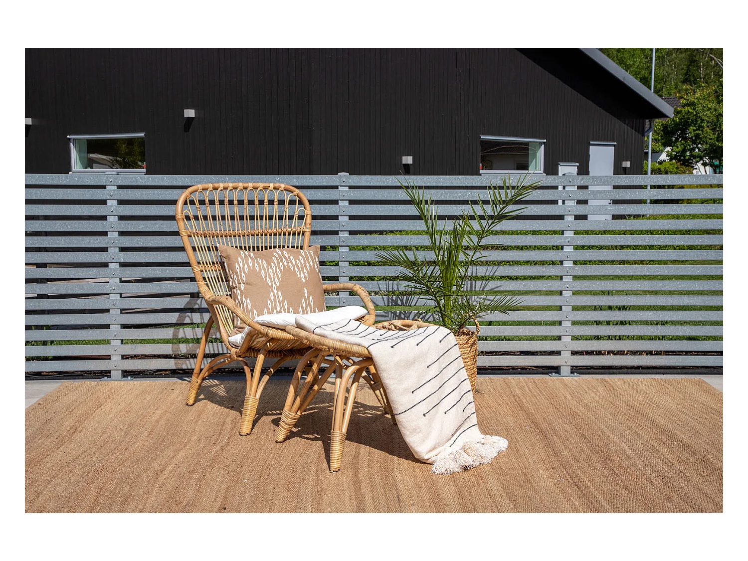 Ella tuinstoel met voetenbank natuur, gebroken wit.