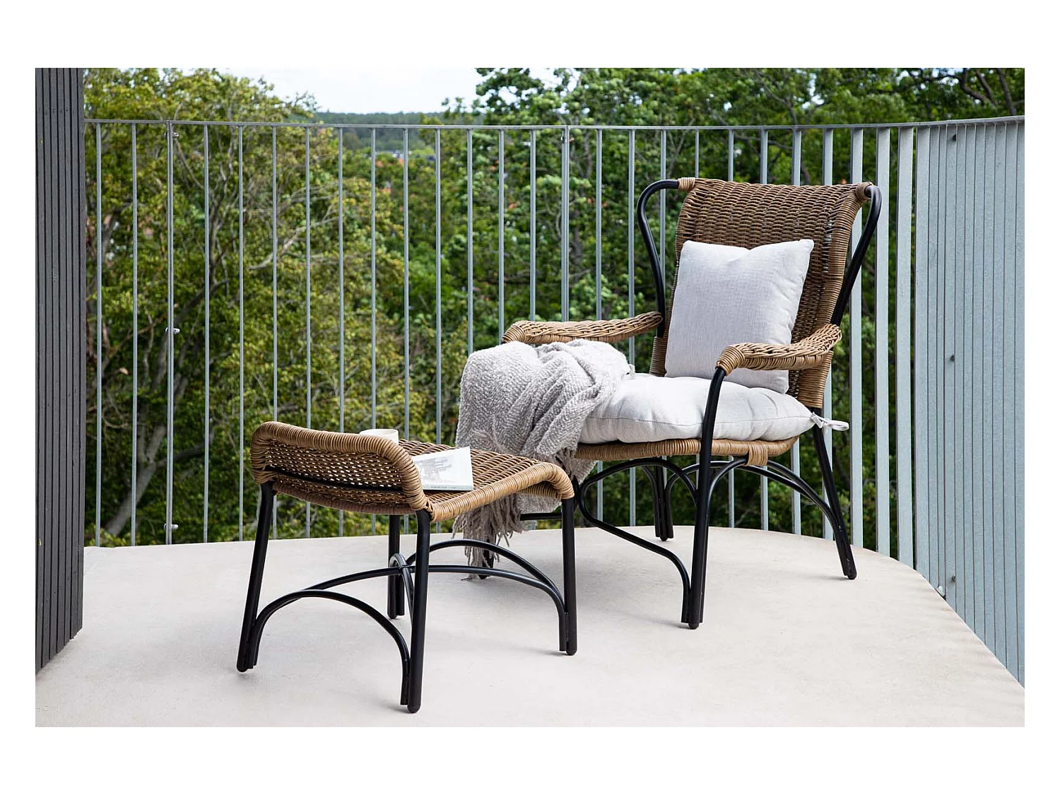 Loreto leunstoel tuin met tuinkussen met hocker zwart.