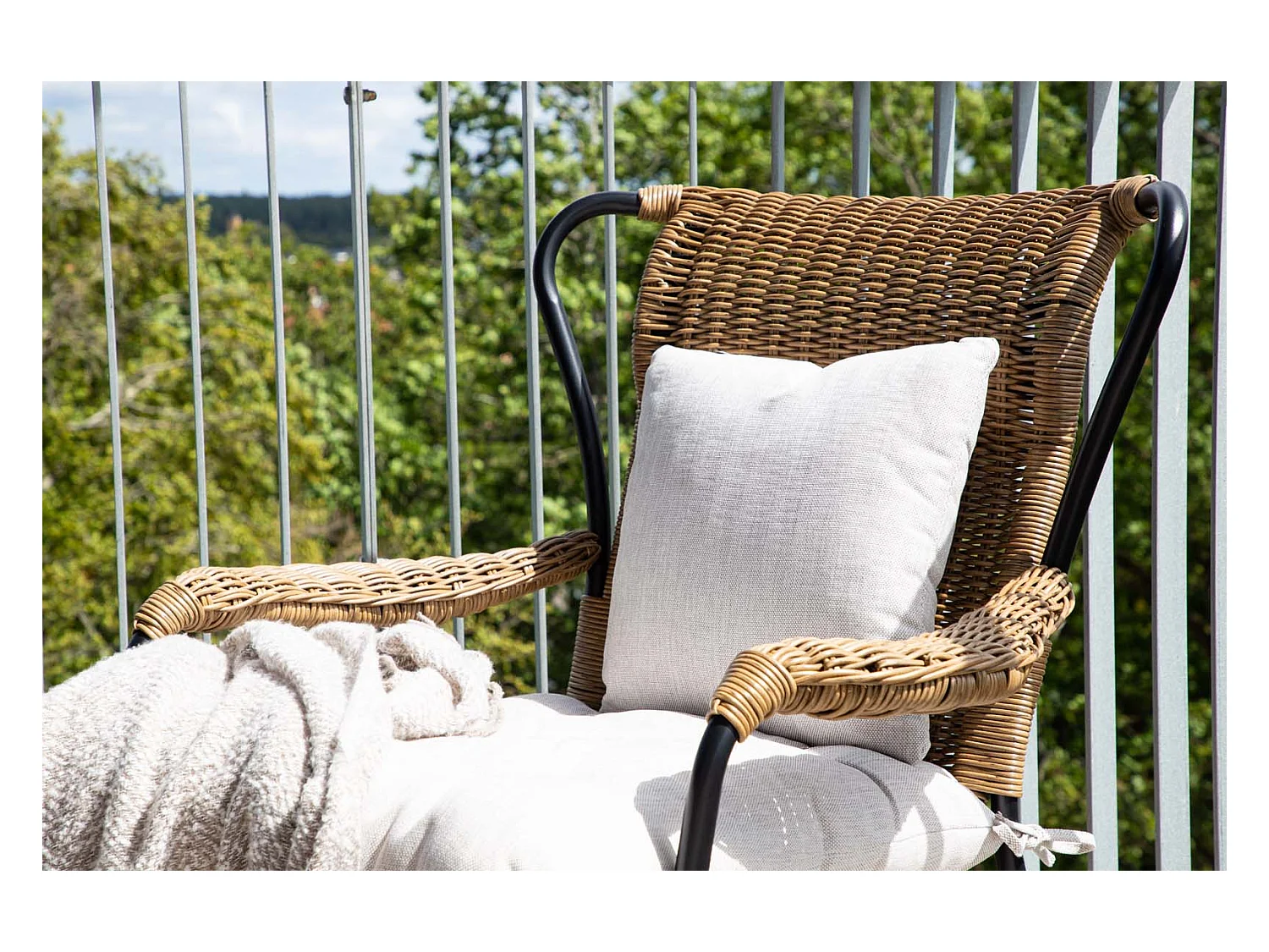 Loreto leunstoel tuin met tuinkussen met hocker zwart.