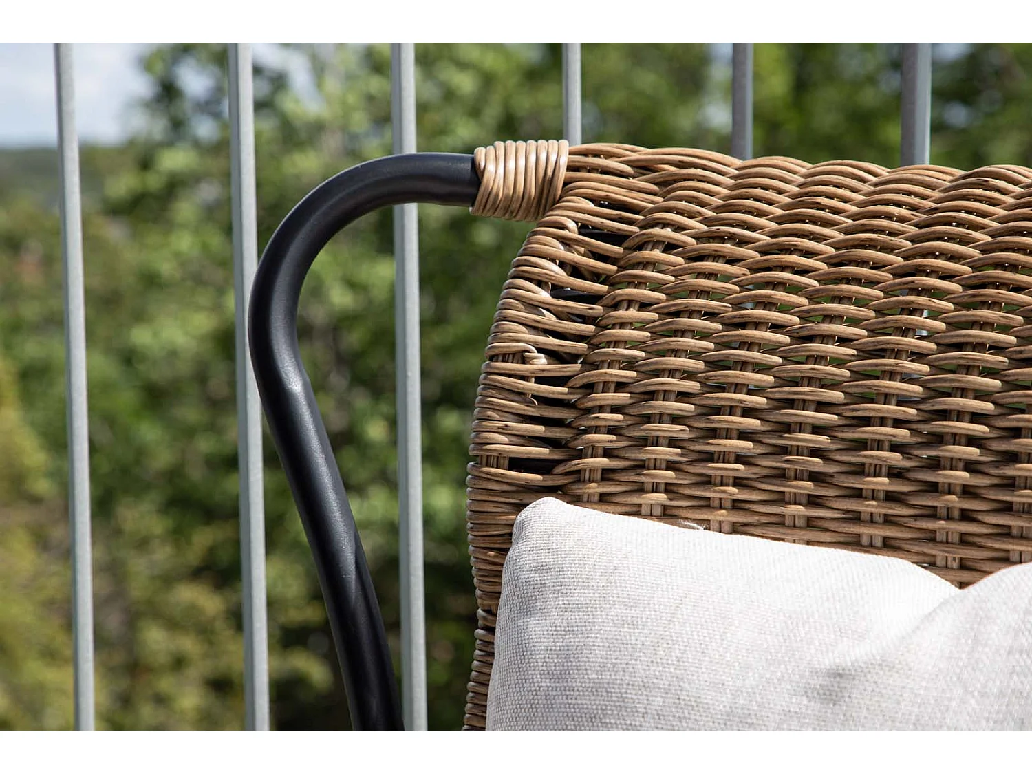 Loreto leunstoel tuin met tuinkussen met hocker zwart.