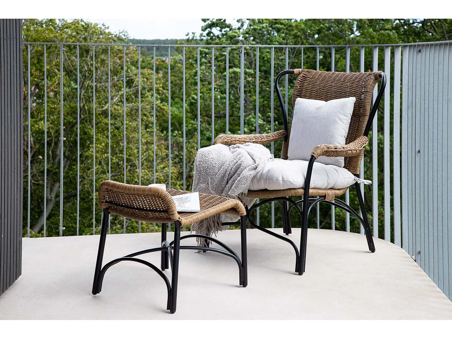 Loreto chaise longue avec coussin de jardin avec repose-pieds noir.