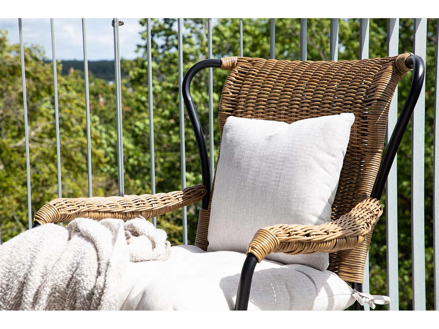 Loreto chaise longue avec coussin de jardin avec repose-pieds noir.