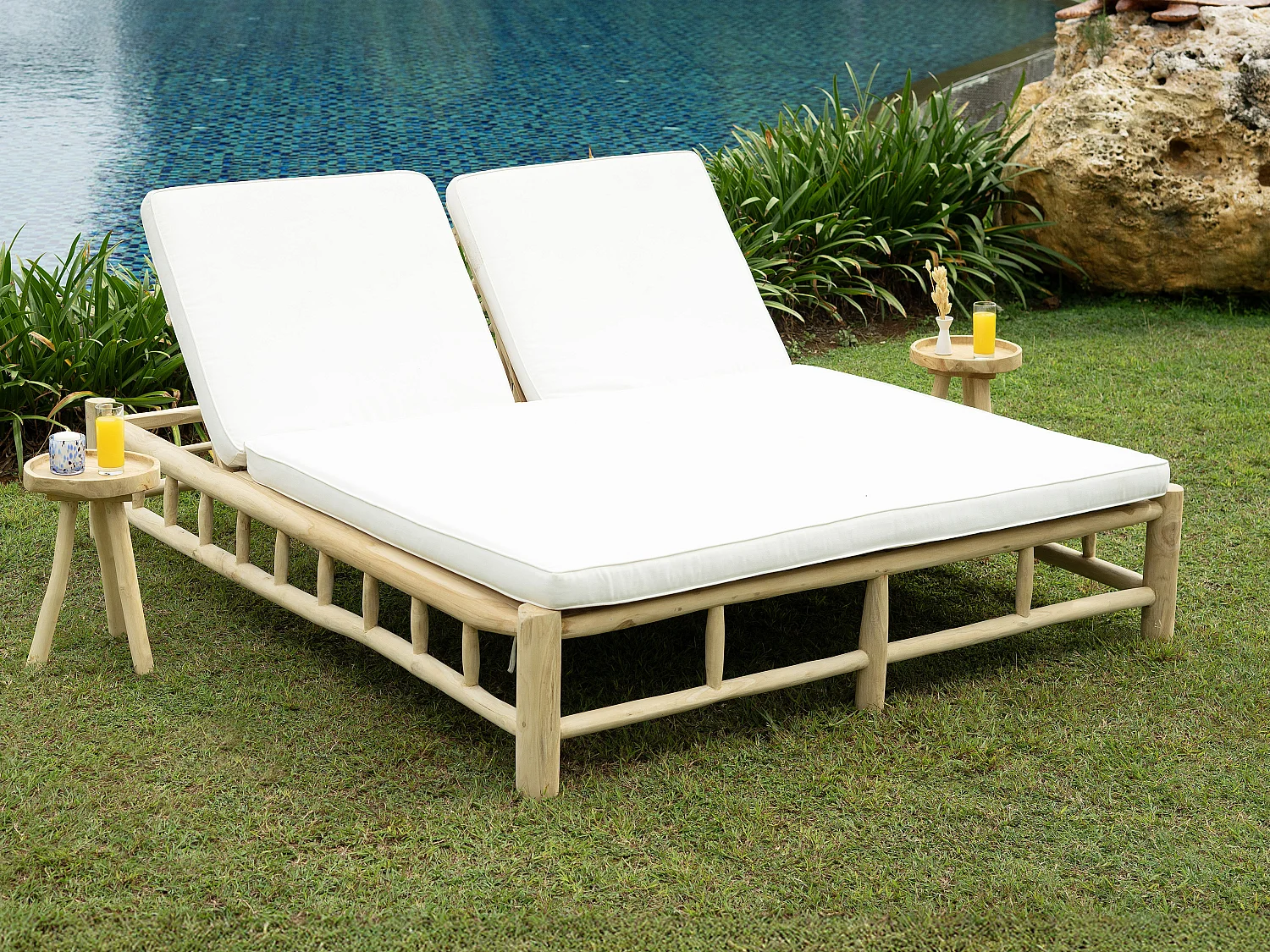 Espreguiçadeira dupla em teca com colchão - Natural claro e branco - TULUM de MYLIA