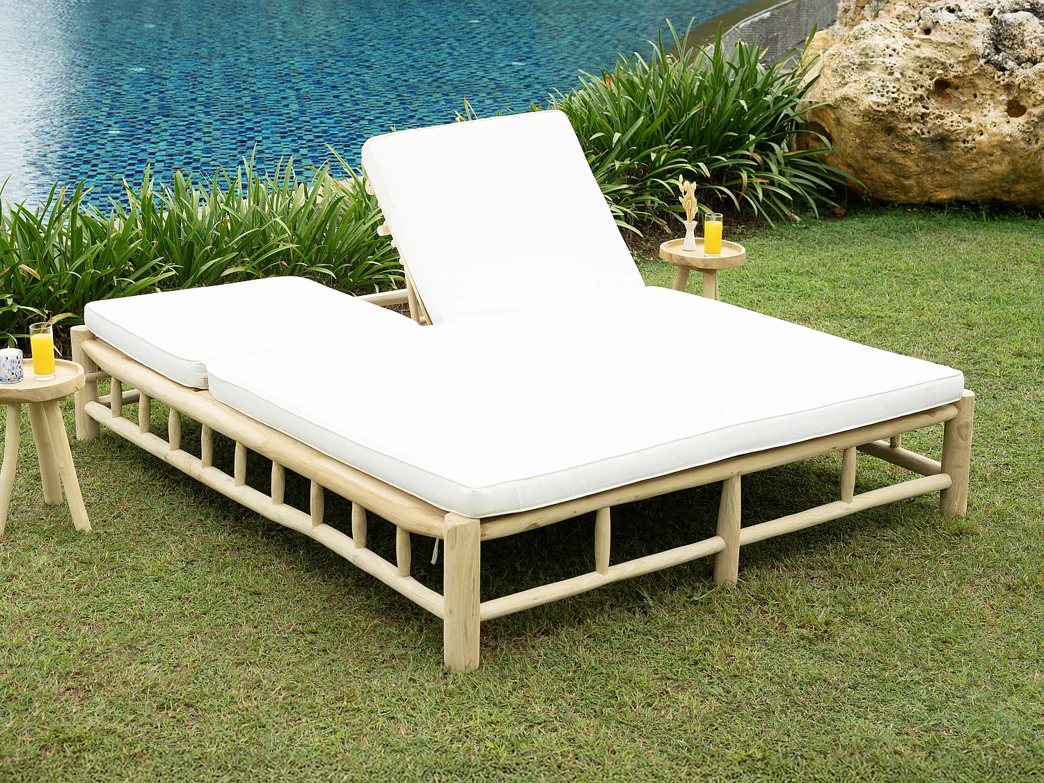 Espreguiçadeira dupla em teca com colchão - Natural claro e branco - TULUM de MYLIA