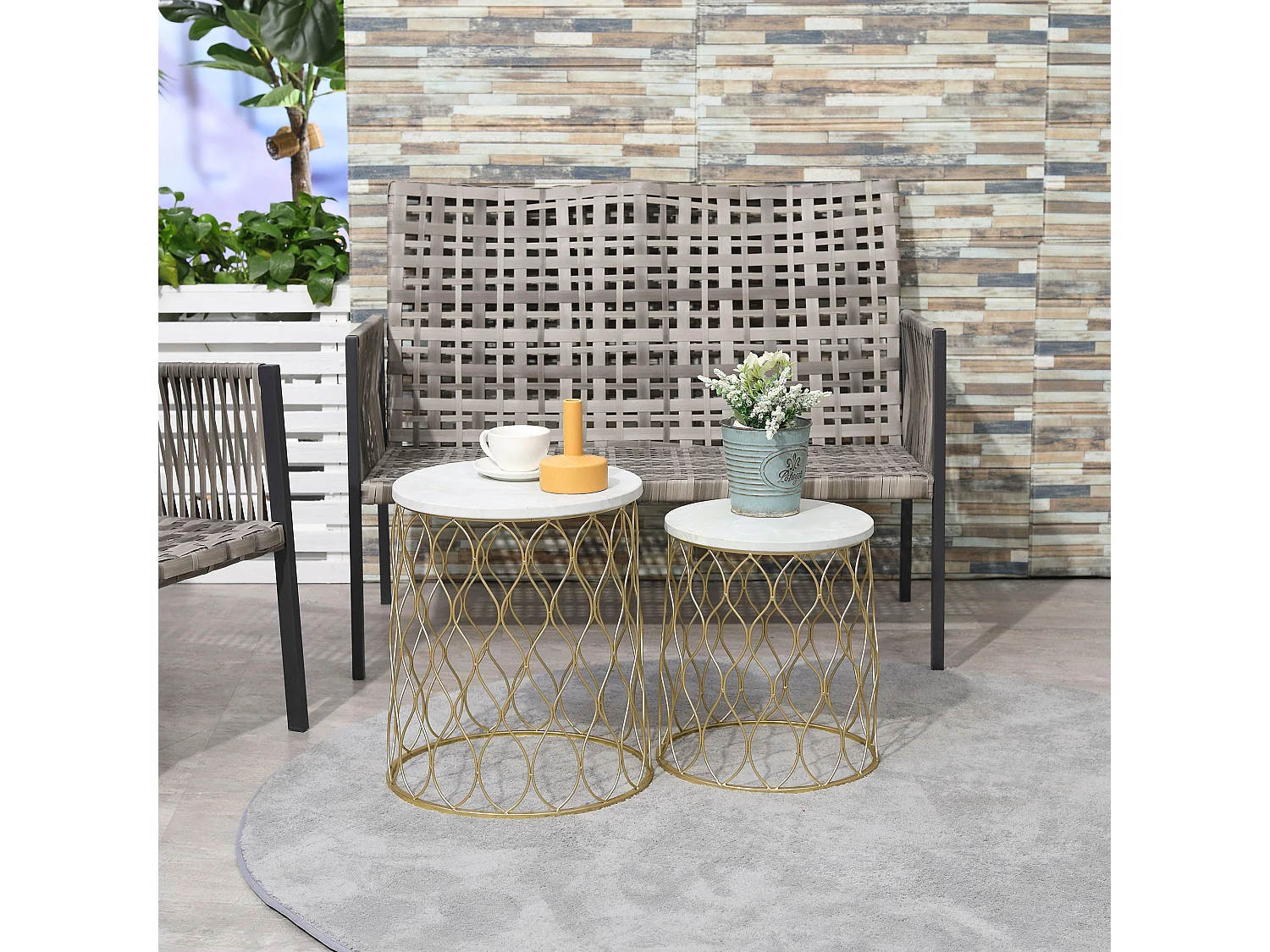 Set di 2 tavolini laterali di design a forma di cestino, in acciaio laccato, piano in marmo, oro e bianco, per uso interno/esterno (Ø41x46cm)