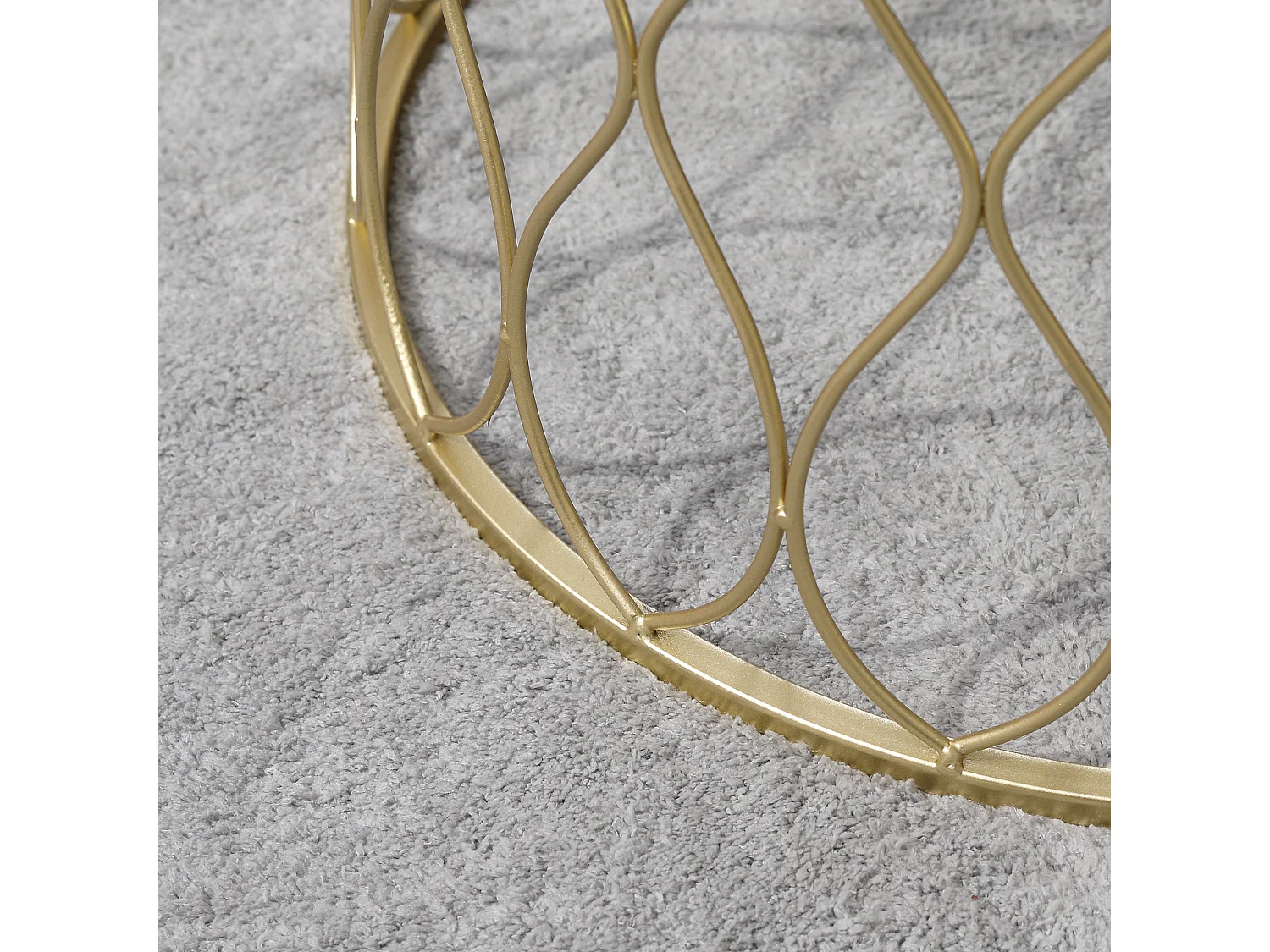 Set di 2 tavolini laterali di design a forma di cestino, in acciaio laccato, piano in marmo, oro e bianco, per uso interno/esterno (Ø41x46cm)