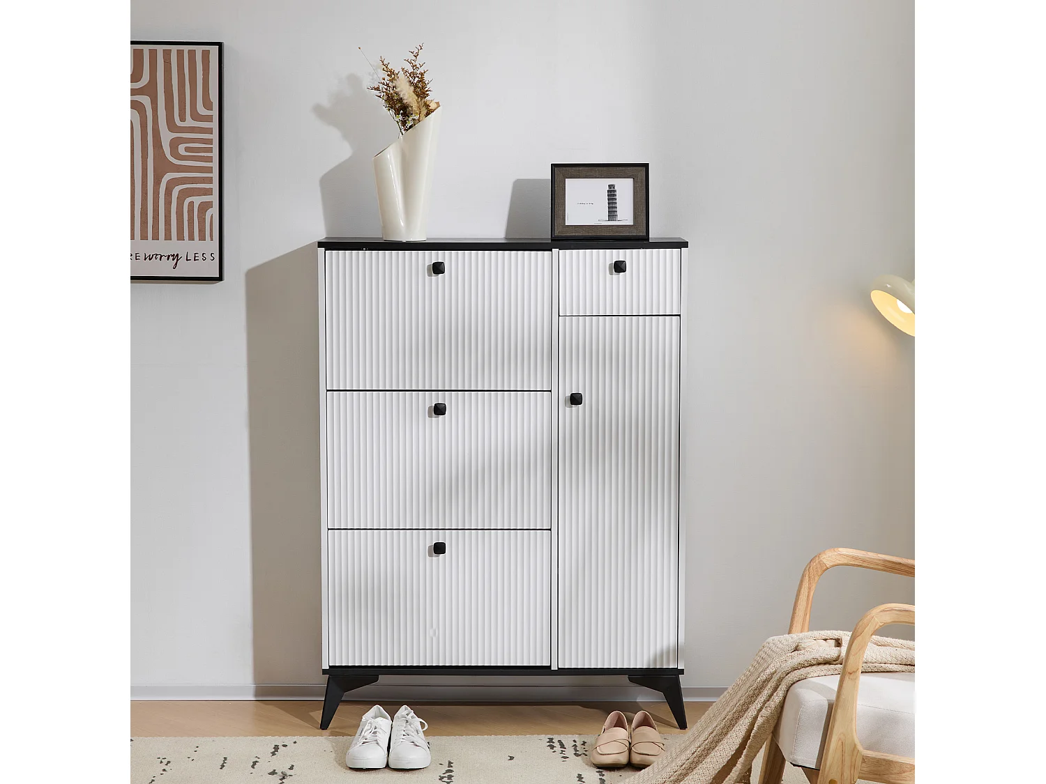 Meuble à chaussures avec 3 compartiments, 1 tiroir et 1 porte, design moderne, blanc et noir (90x25x121 cm)