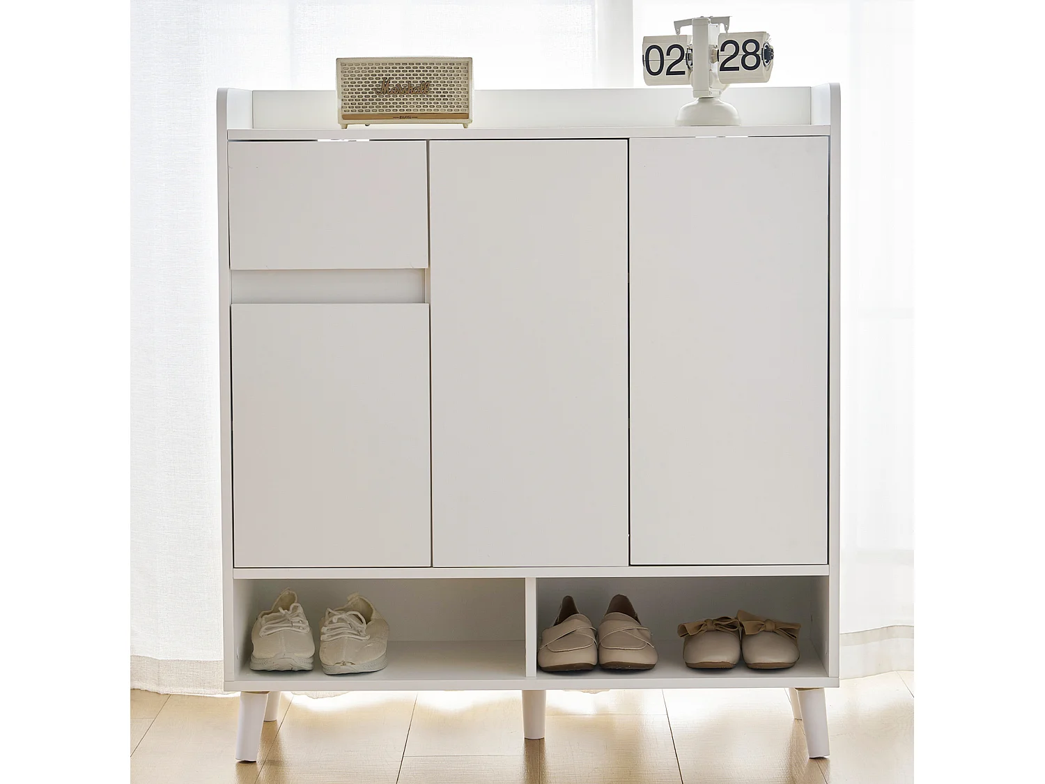 Commode / Buffet / Meuble à chaussures avec étagères réglables, pieds en bois massif, blanc (90x35x99 cm)