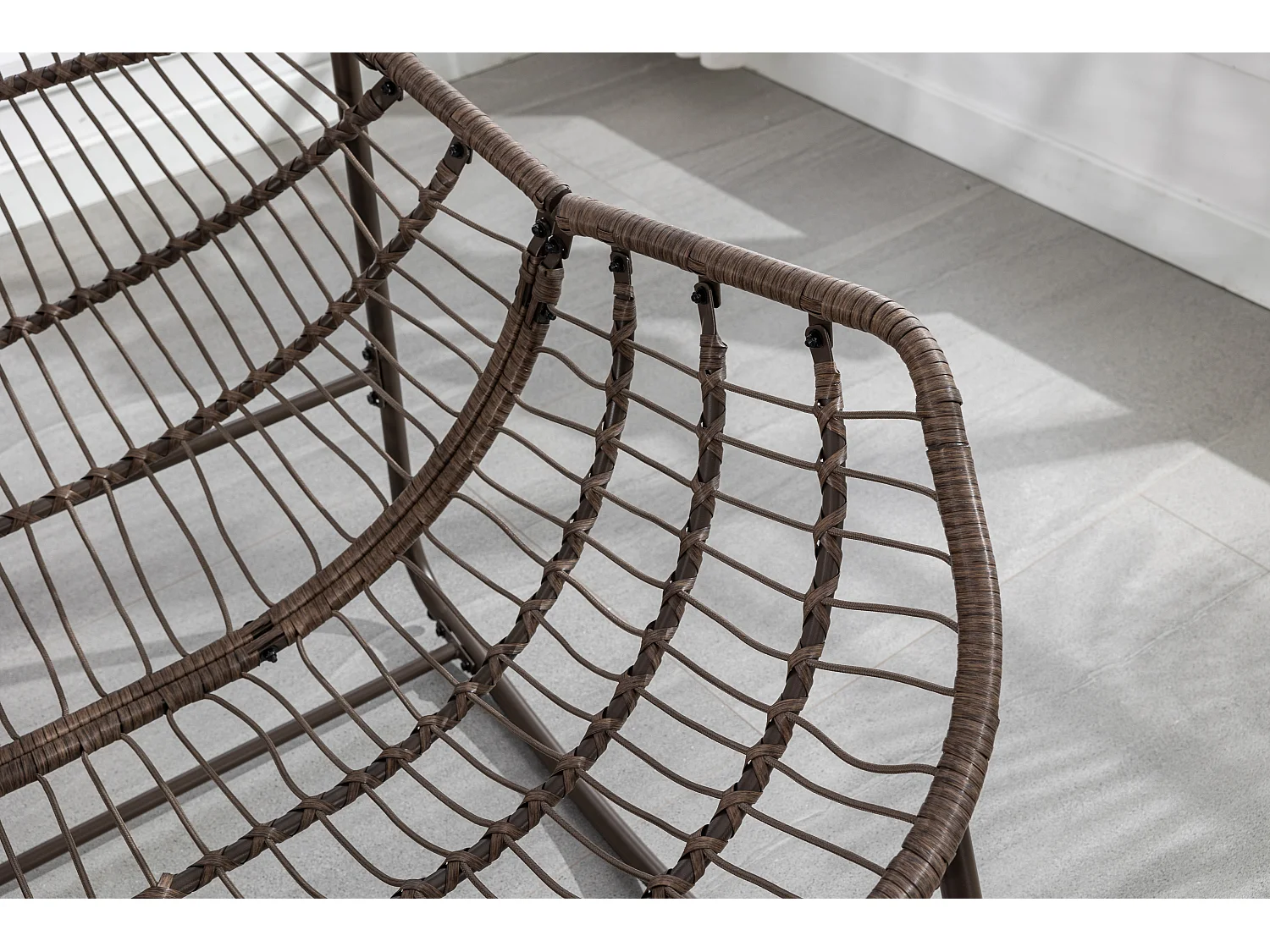 Sedia a dondolo da esterno in rattan con cuscino in cotone, schienale regolabile, cuscino grigio impermeabile (43,7 x 37,2 x 31,5 cm)
