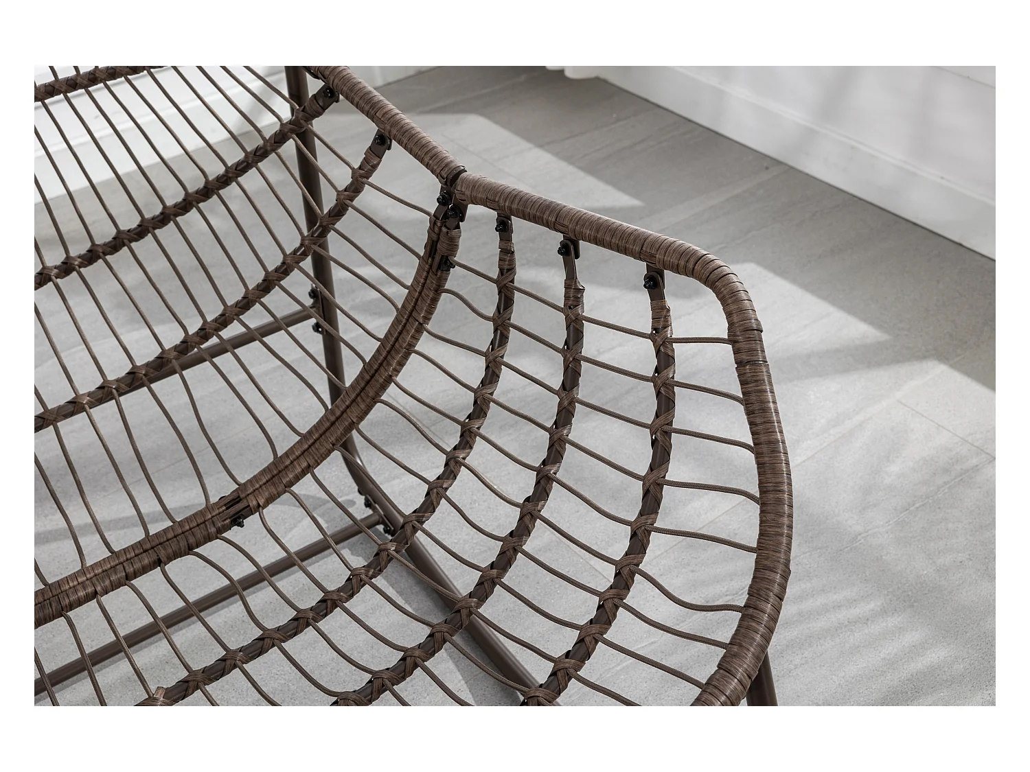 Chaise à bascule d'extérieur en rotin avec coussin en coton, dossier réglable, cadre en aluminium antirouille, coussin gris (43,7 x 37,2 x 31,5 cm)