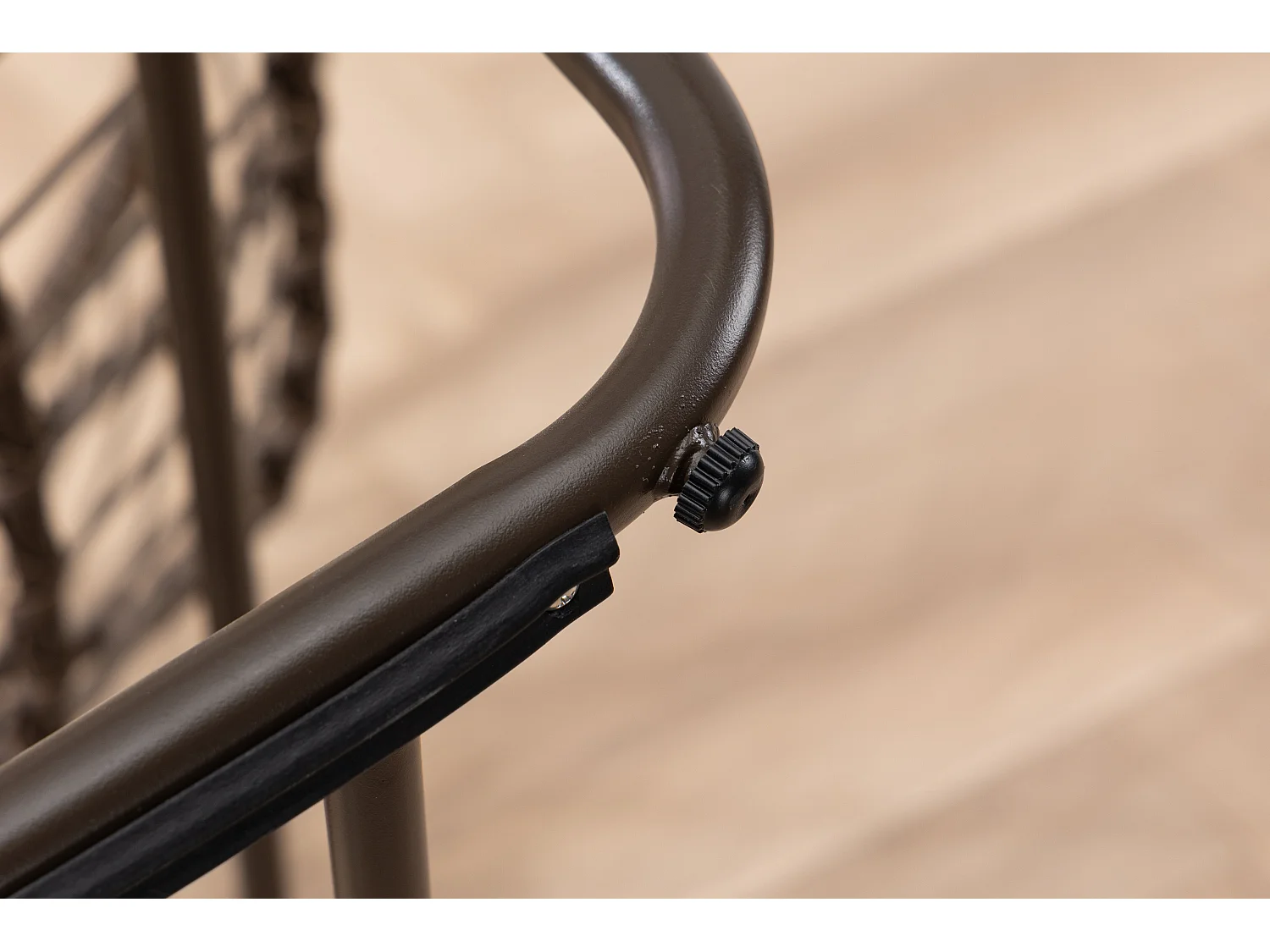 Chaise à bascule d'extérieur en rotin avec coussin en coton, dossier réglable, cadre en aluminium antirouille, coussin gris (43,7 x 37,2 x 31,5 cm)