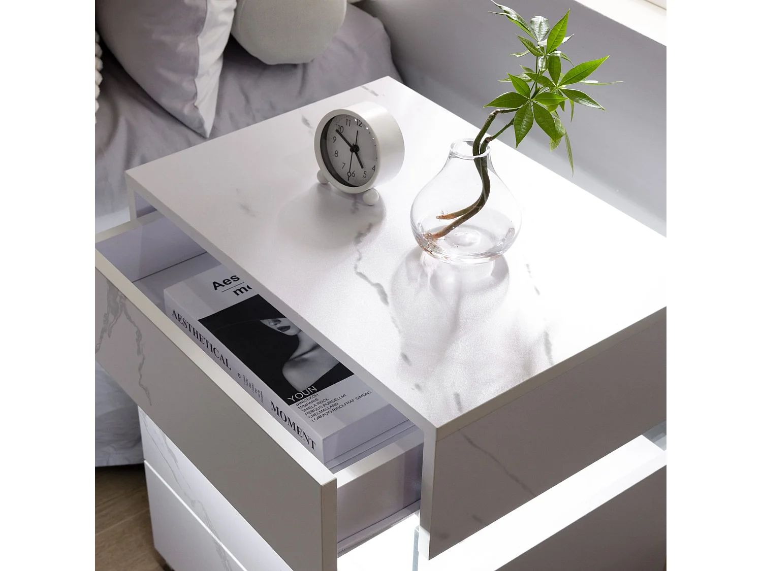 Table de chevet LED avec 3 tiroirs, plateau en acrylique, lumière RGB, MDF, blanc (48x38x61cm)