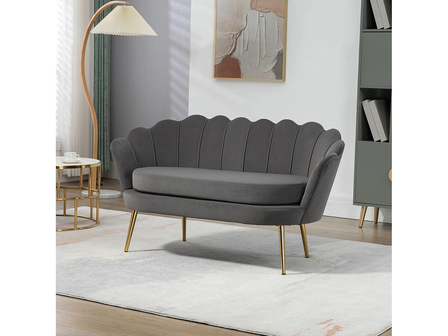 Szara sofa prosta - Sofa z poduszkami i podłokietnikami - do salonu i sypialni