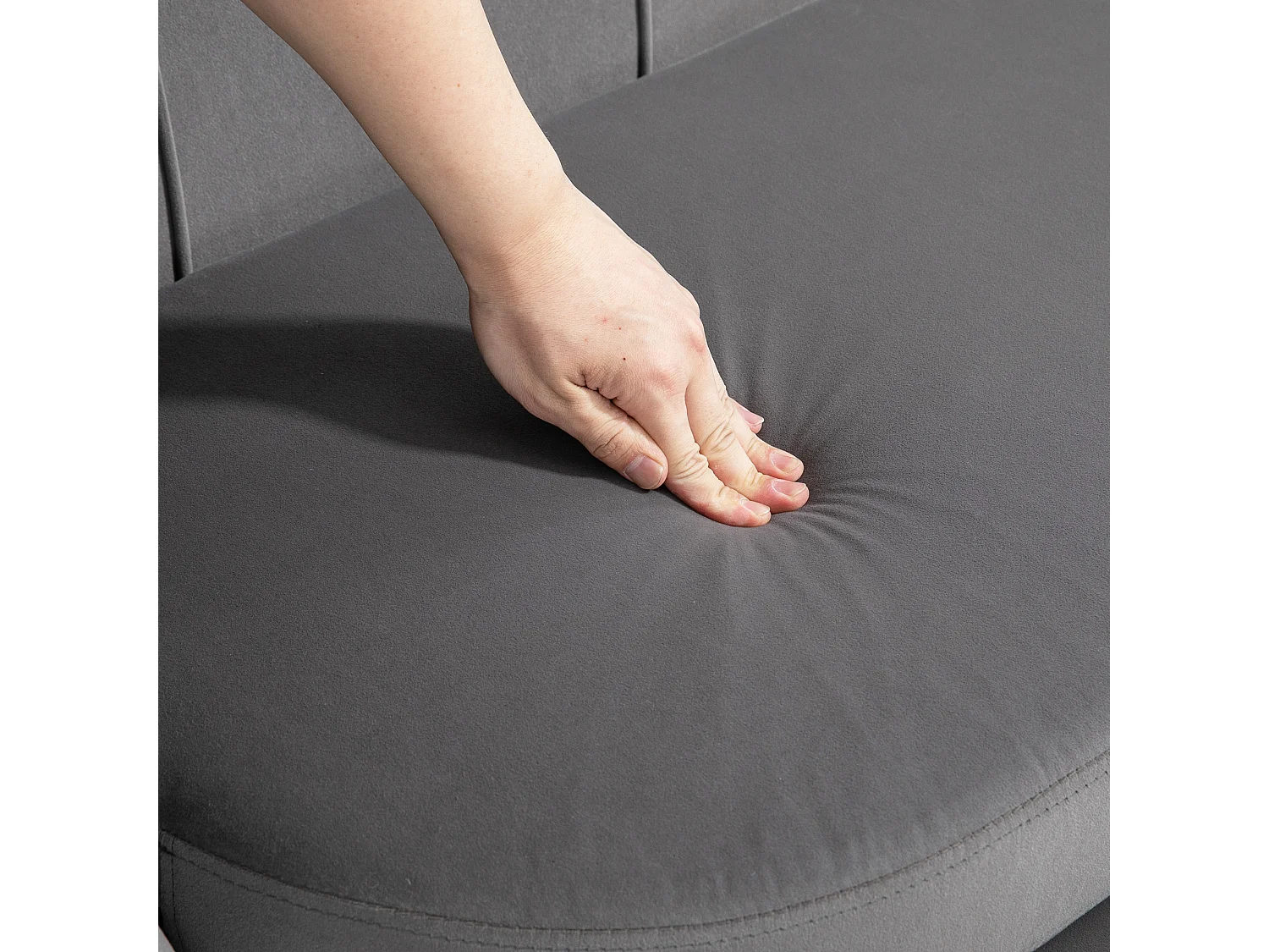 Szara sofa prosta - Sofa z poduszkami i podłokietnikami - do salonu i sypialni