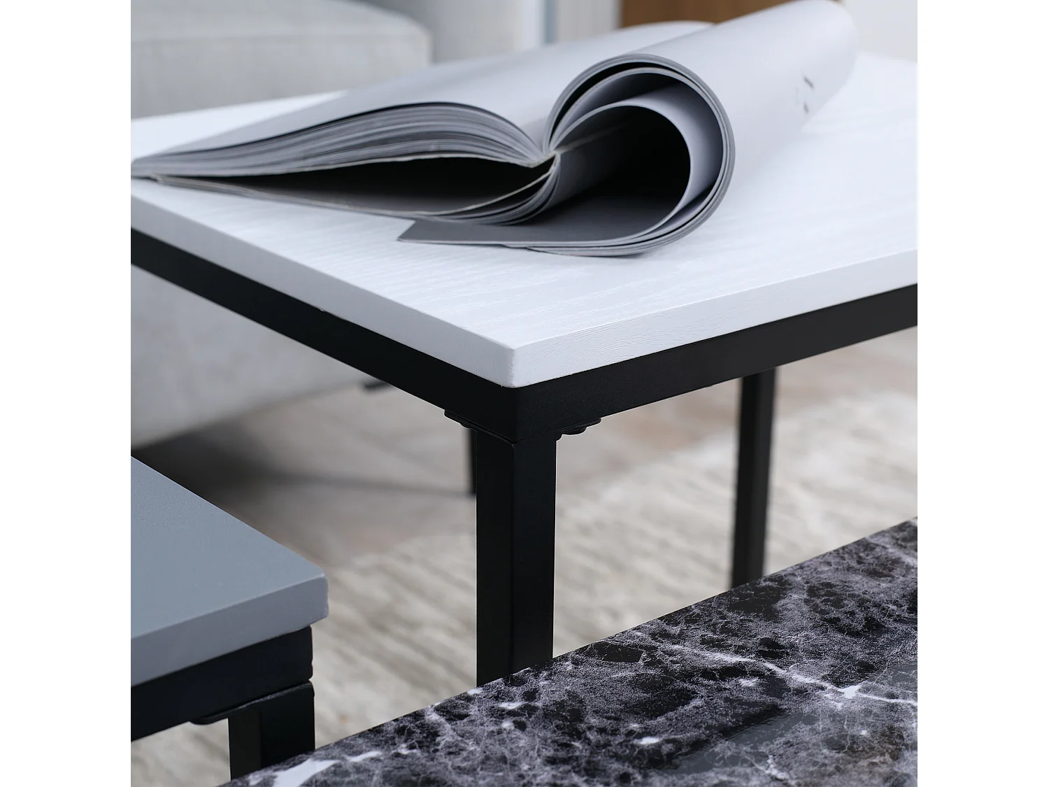 Set di 3 tavolini impilabili, piano in MDF laccato, gambe in metallo, bianco/grigio/nero (55x40x45cm)