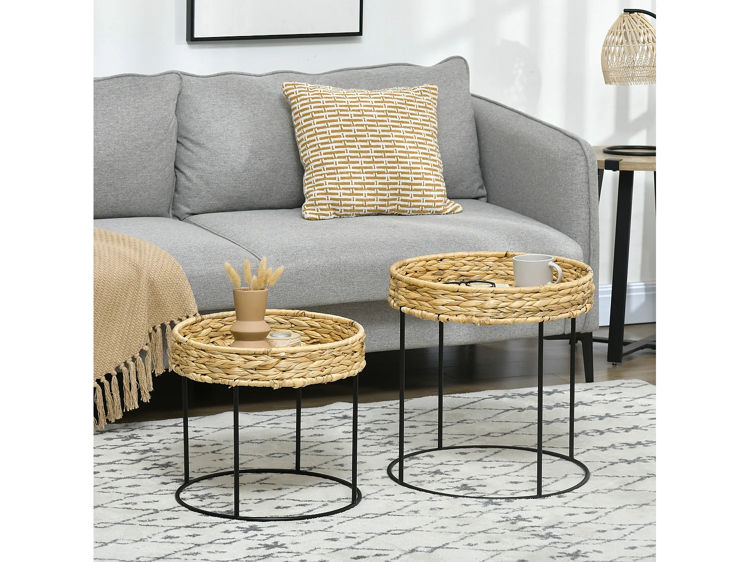 Set di 2 tavolini impilabili, stile boho, in rattan e acciaio, colore legno naturale (Ø45x46 cm e Ø40x37 cm)