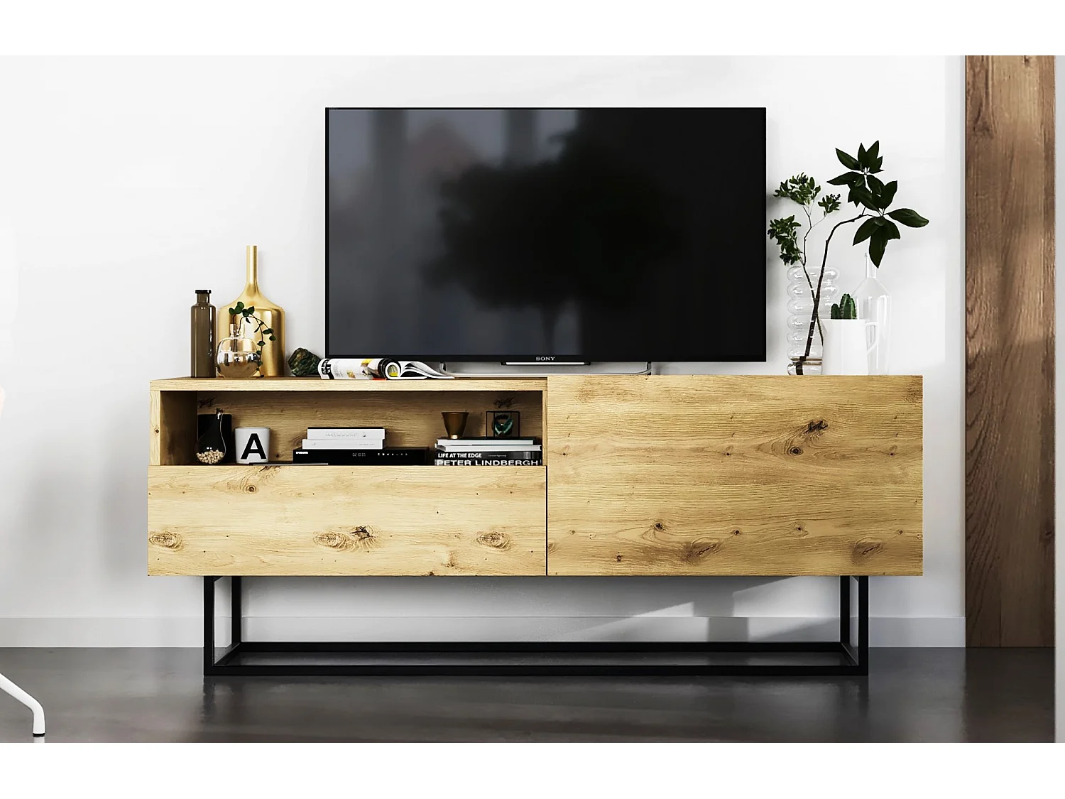 TV-meubel met 1 deur, open vak en lade – corpus Mat Ambachtseik, fronten Mat Ambachtseik – 120 cm, zwart metalen frame