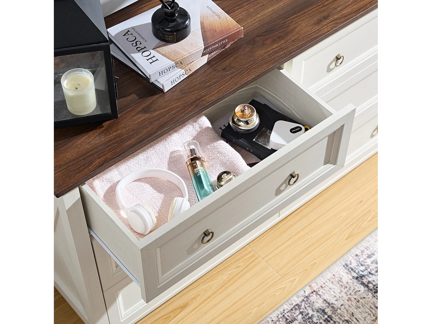 Commode vintage blanche avec 6 tiroirs, poignées en aluminium, plateau en noyer (137x40x79.5 cm)