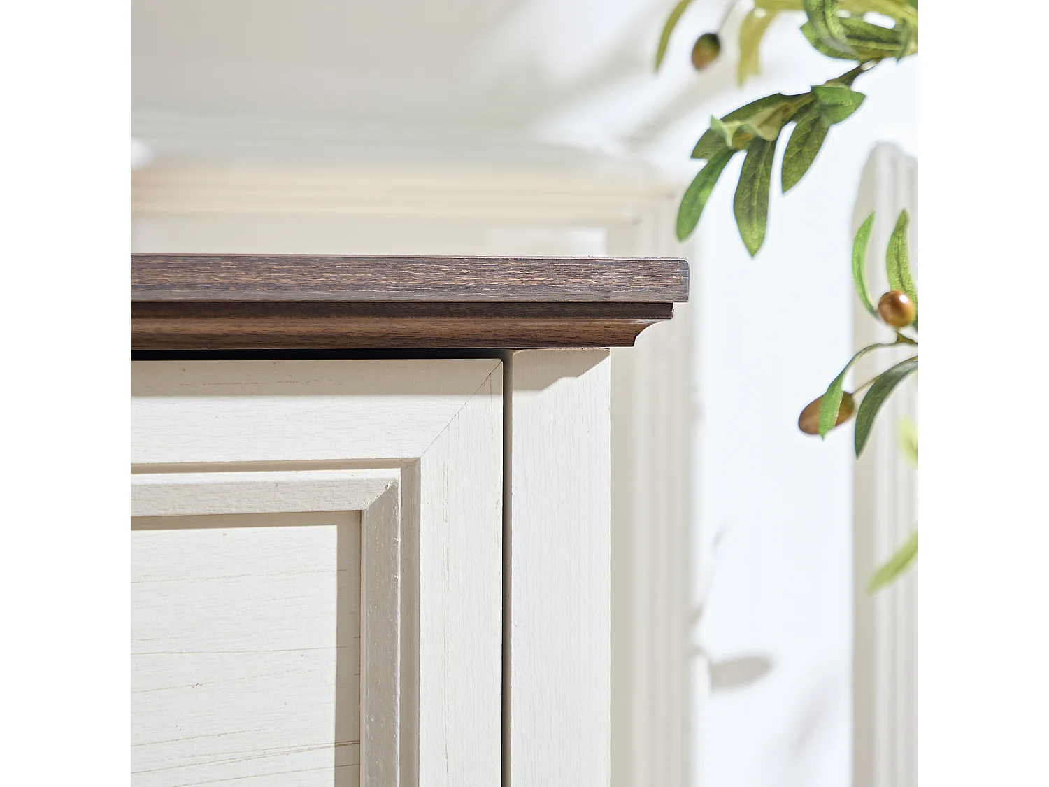 Commode vintage blanche avec 6 tiroirs, poignées en aluminium, plateau en noyer (137x40x79.5 cm)