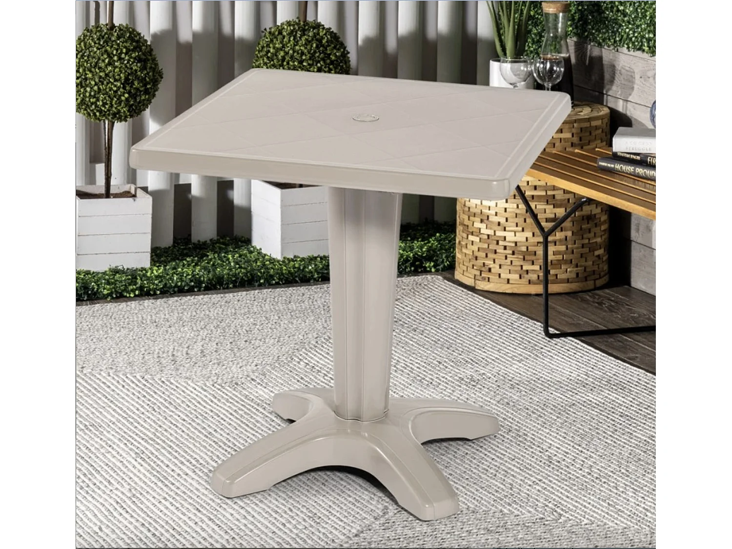 Petite table de jardin carré ZAKOR – Fonctionnelle et pensée pour durer-Beige