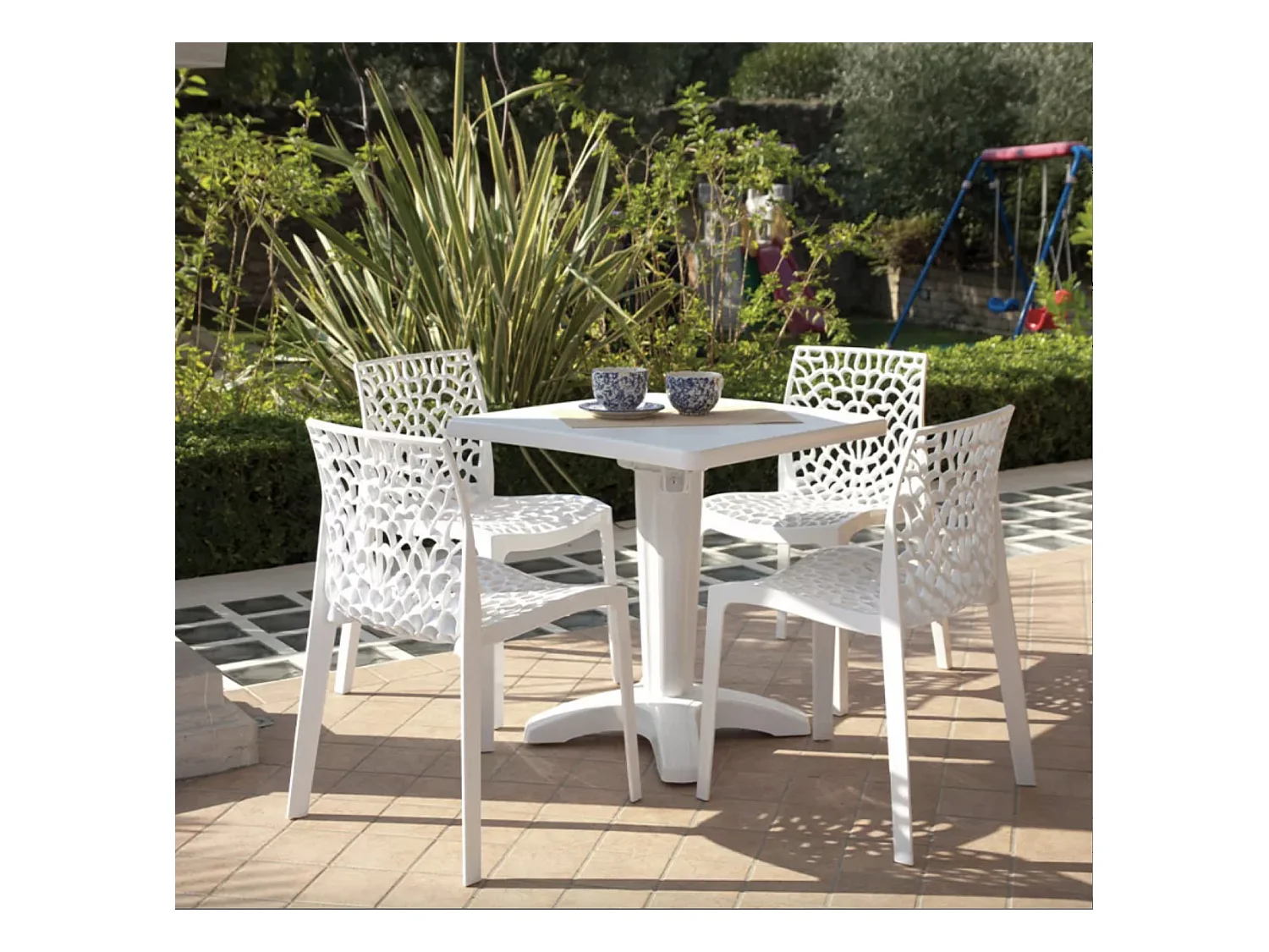 Petite table de jardin carré ZAKOR – Fonctionnelle et pensée pour durer-Blanc
