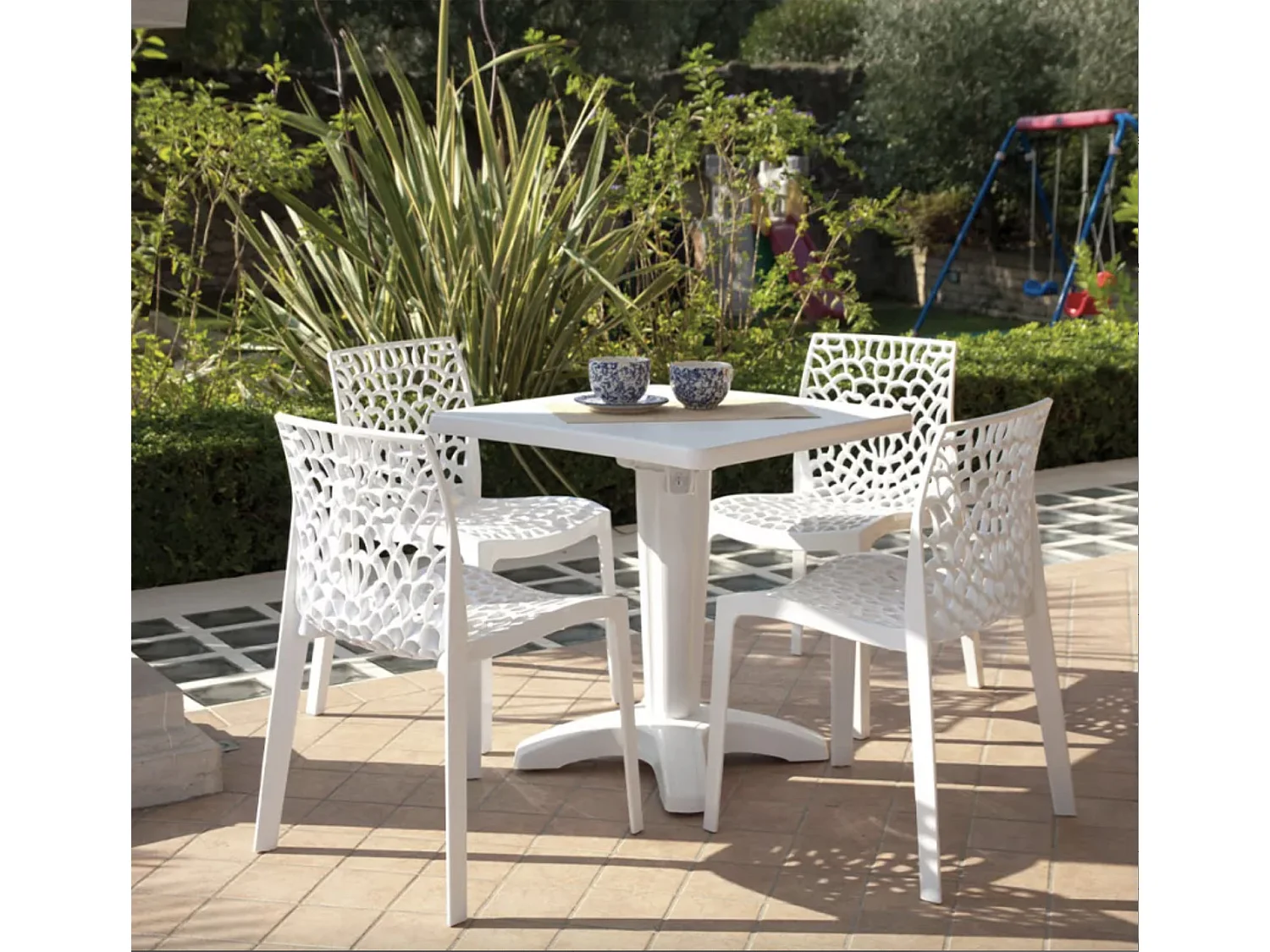 Petite table de jardin carré ZAKOR – Fonctionnelle et pensée pour durer-Blanc