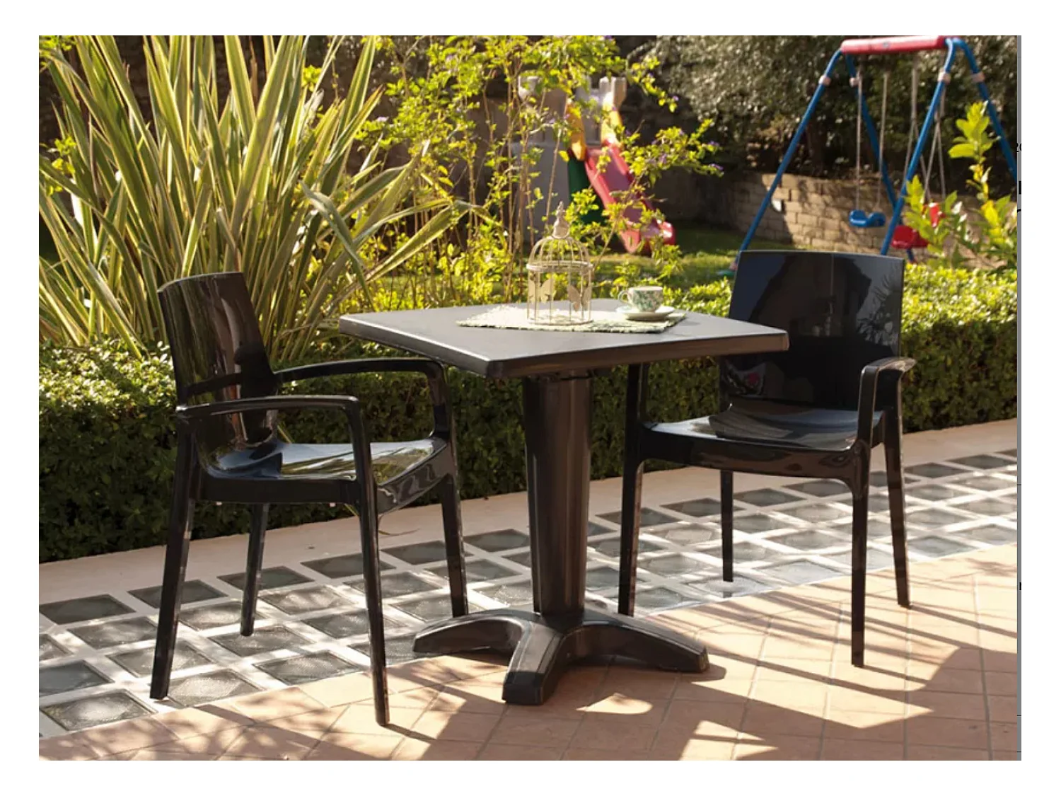 Petite table de jardin carré ZAKOR – Fonctionnelle et pensée pour durer-Noir