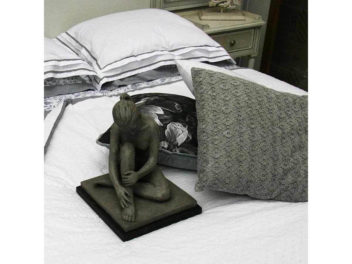 Sculpture femme assise Résine Gris - Charme Interior's