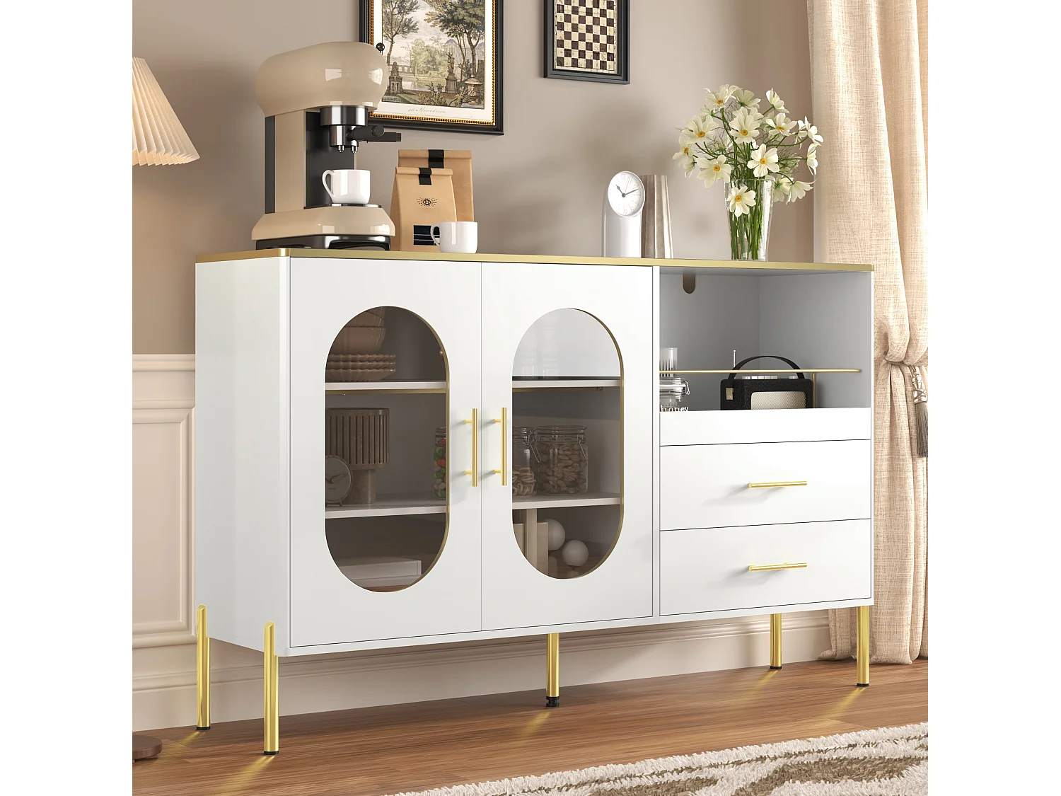 Aparador 140x38x90cm com 2 portas de vidro, 2 gavetas e 1 nicho, corpo em laca branca com puxadores e pés em metal dourado