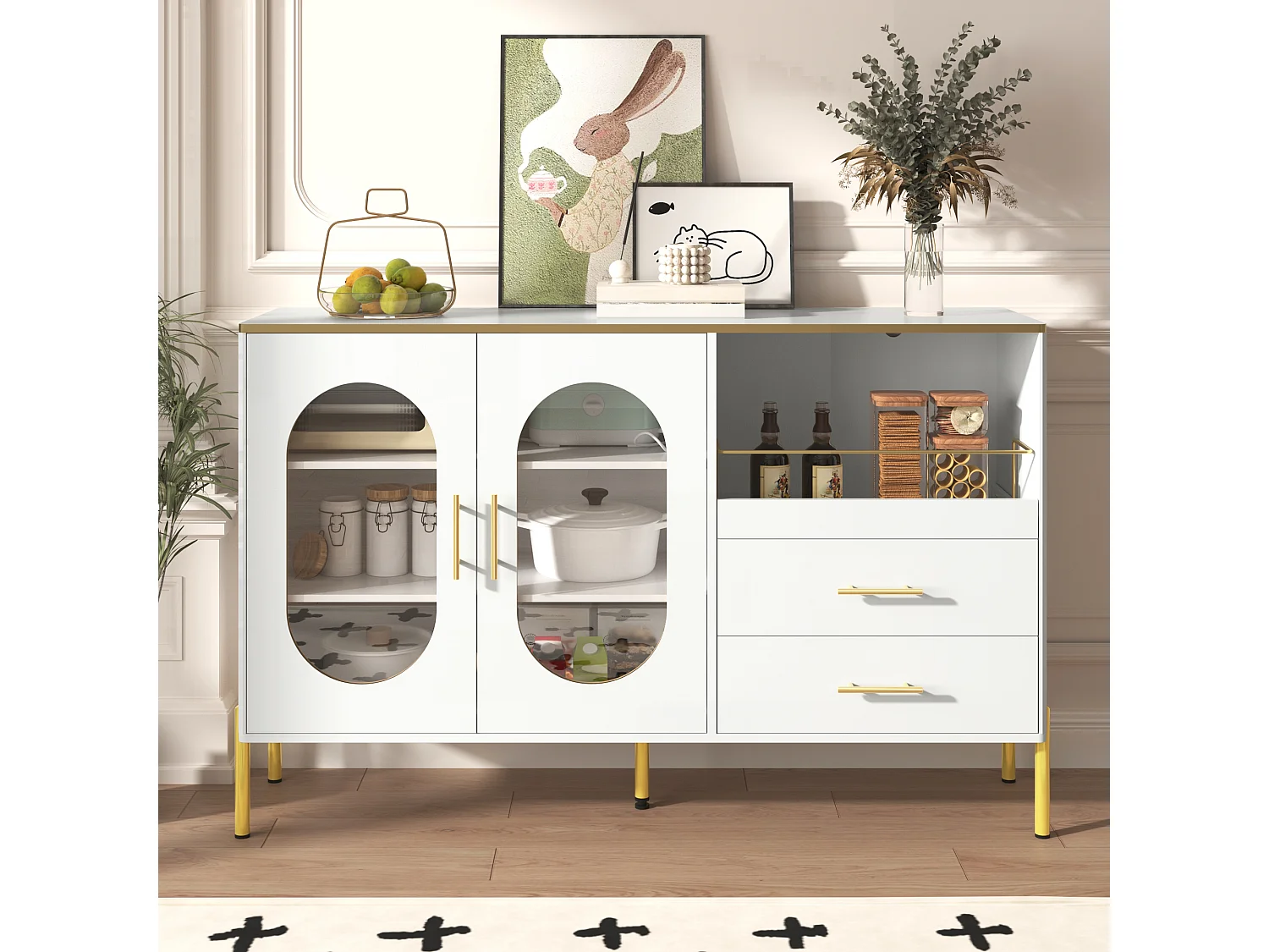 Aparador 140x38x90cm com 2 portas de vidro, 2 gavetas e 1 nicho, corpo em laca branca com puxadores e pés em metal dourado