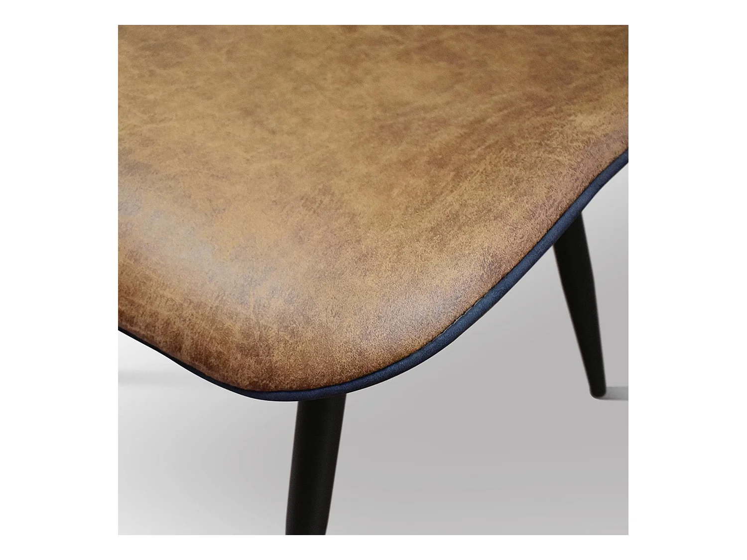 Ensemble de 4 chaises en simili cuir camel et pieds en métal noir - BRUXELLES