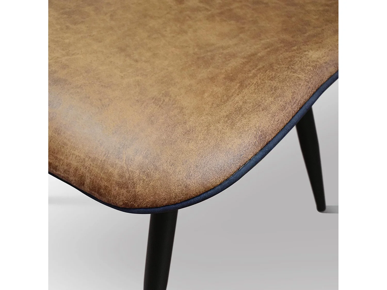 4 Stühle aus kamelfarbenem Kunstleder mit schwarzen Metallbeinen - BRUXELLES