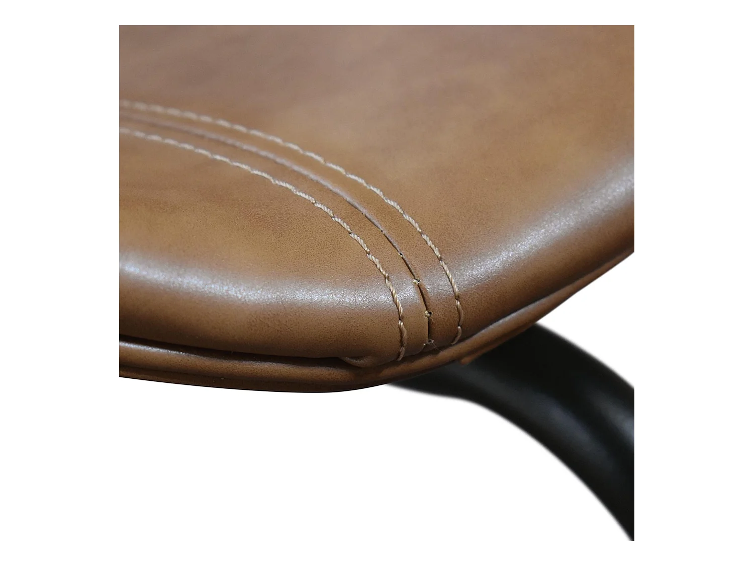 Ensemble de 4 chaises recouvertes de cuir camel et pieds en métal noir - COPENAGHEN