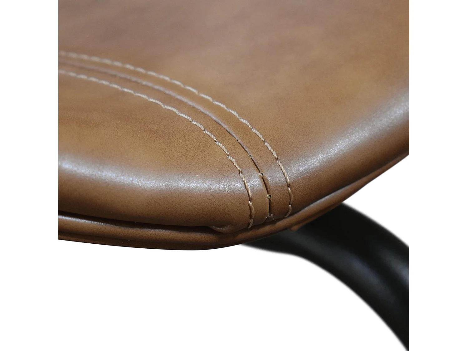 Set van 4 stoelen bekleed met camelkleurig kunstleer en zwarte metalen poten - COPENAGHEN