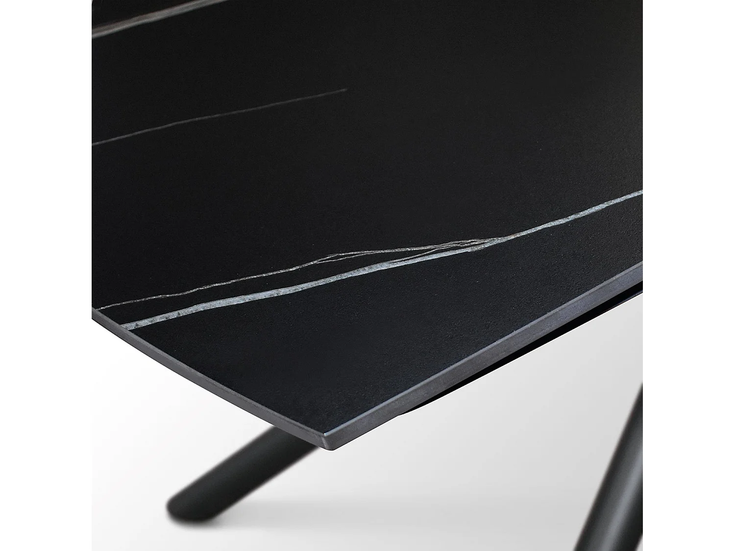 Table en céramique noire, piètement en métal noir, extensible 120x88-180x88 - BONIFACIO